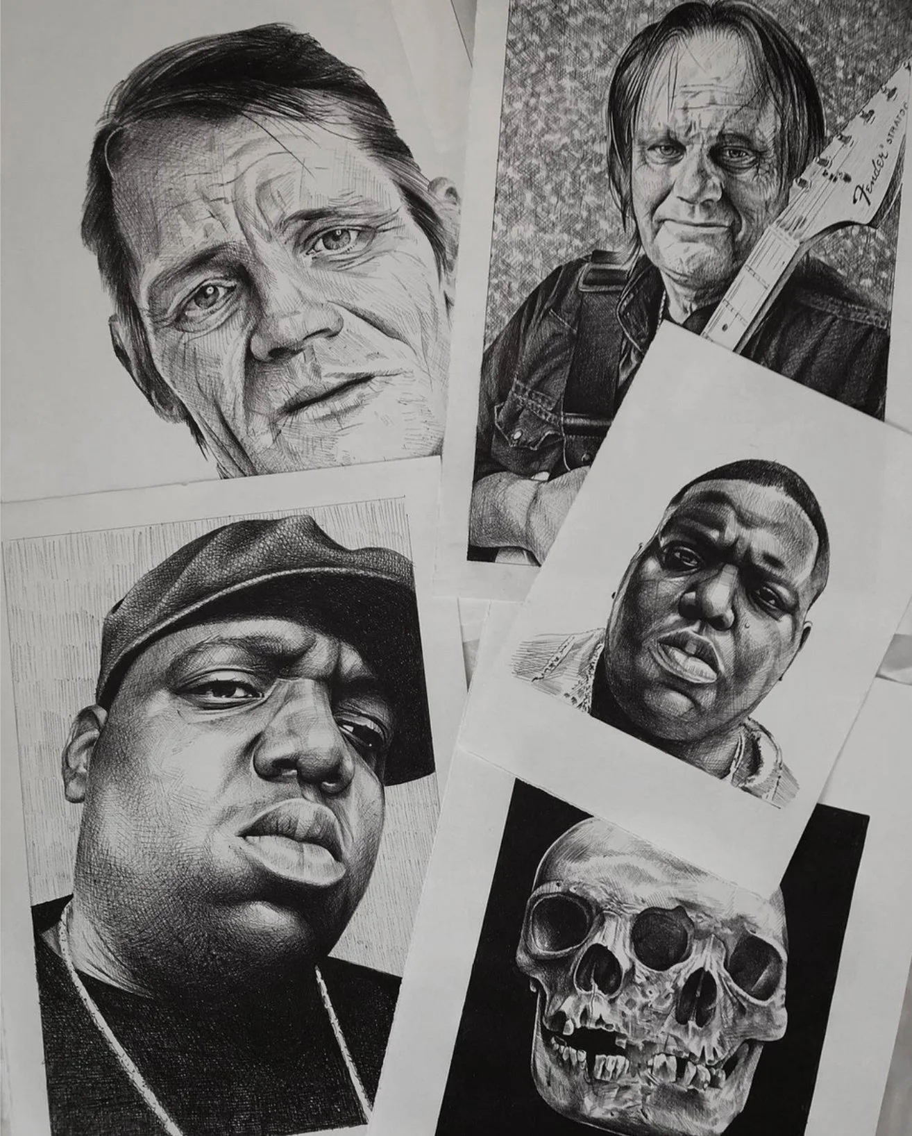 Collage aus schwarz-weißen Kugelschreiber Portraits mehrerer Musiker und einer anatomischen Schädelzeichnung.