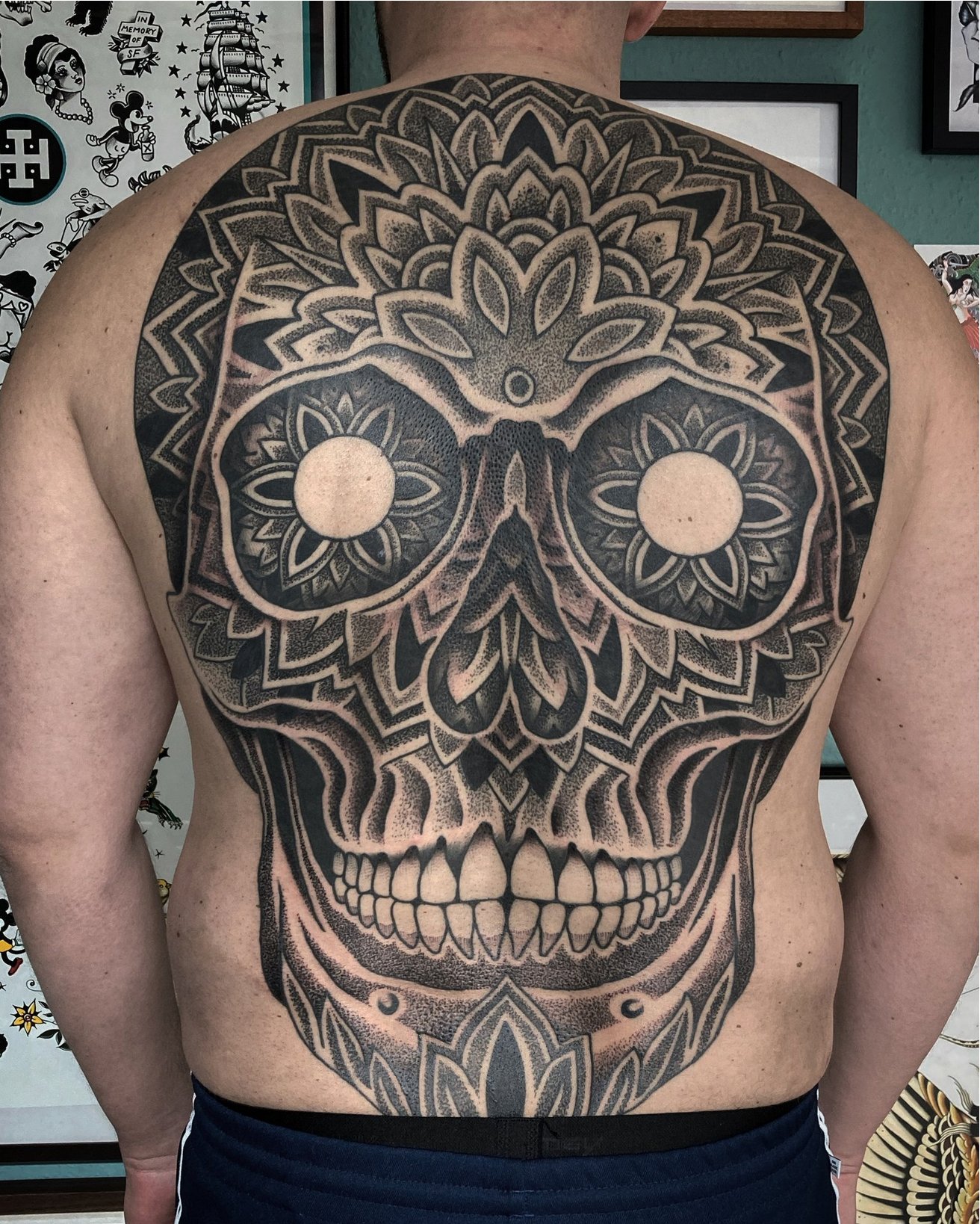 Großes Rückentattoo eines Totenkopfs im kunstvollen Mandala- und Dotwork-Stil