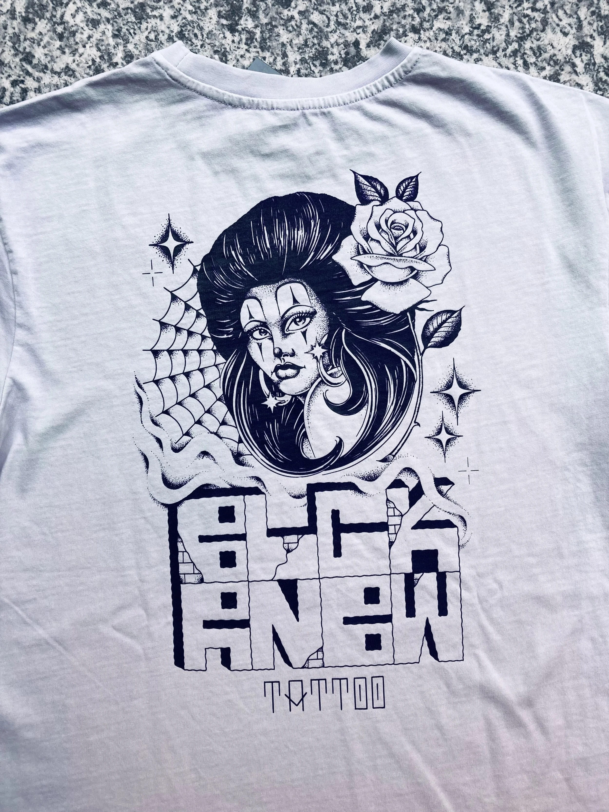 Hellgraues T-Shirt mit Chicano-Illustration einer Frau