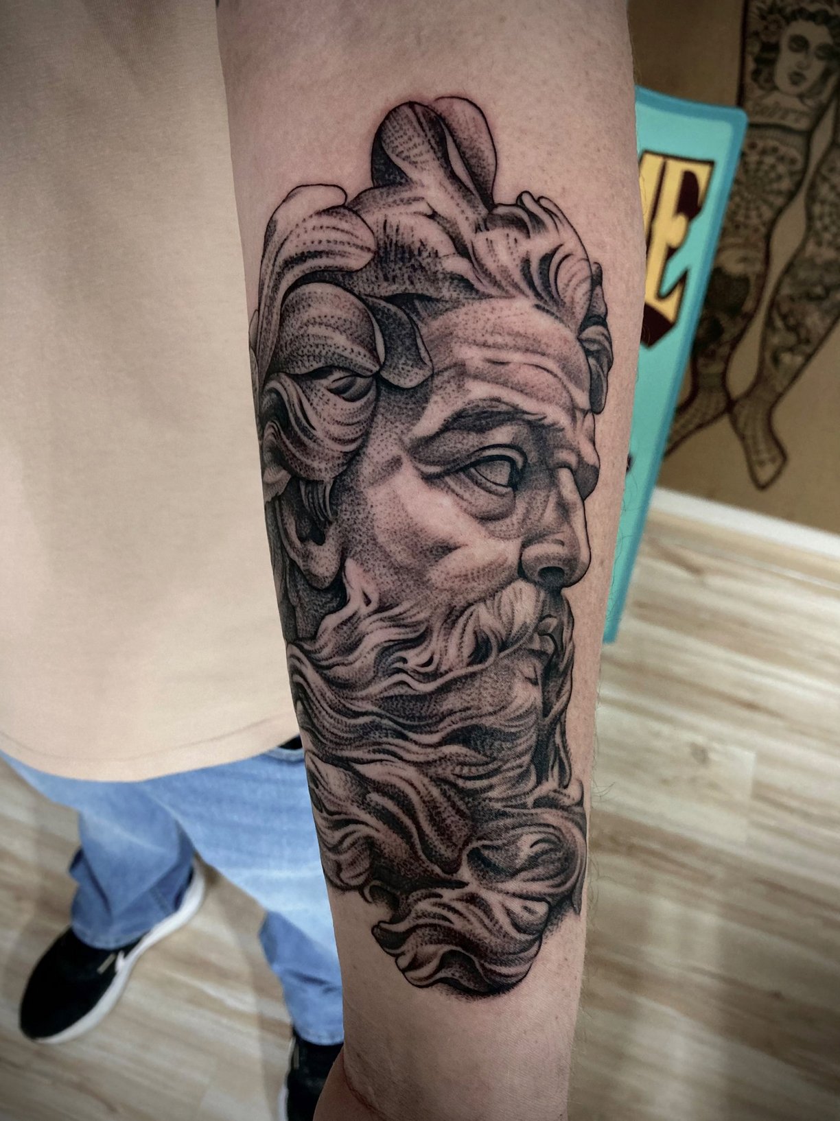 Poseidon Tattoo in feinem Dotwork und Black and Grey Stil