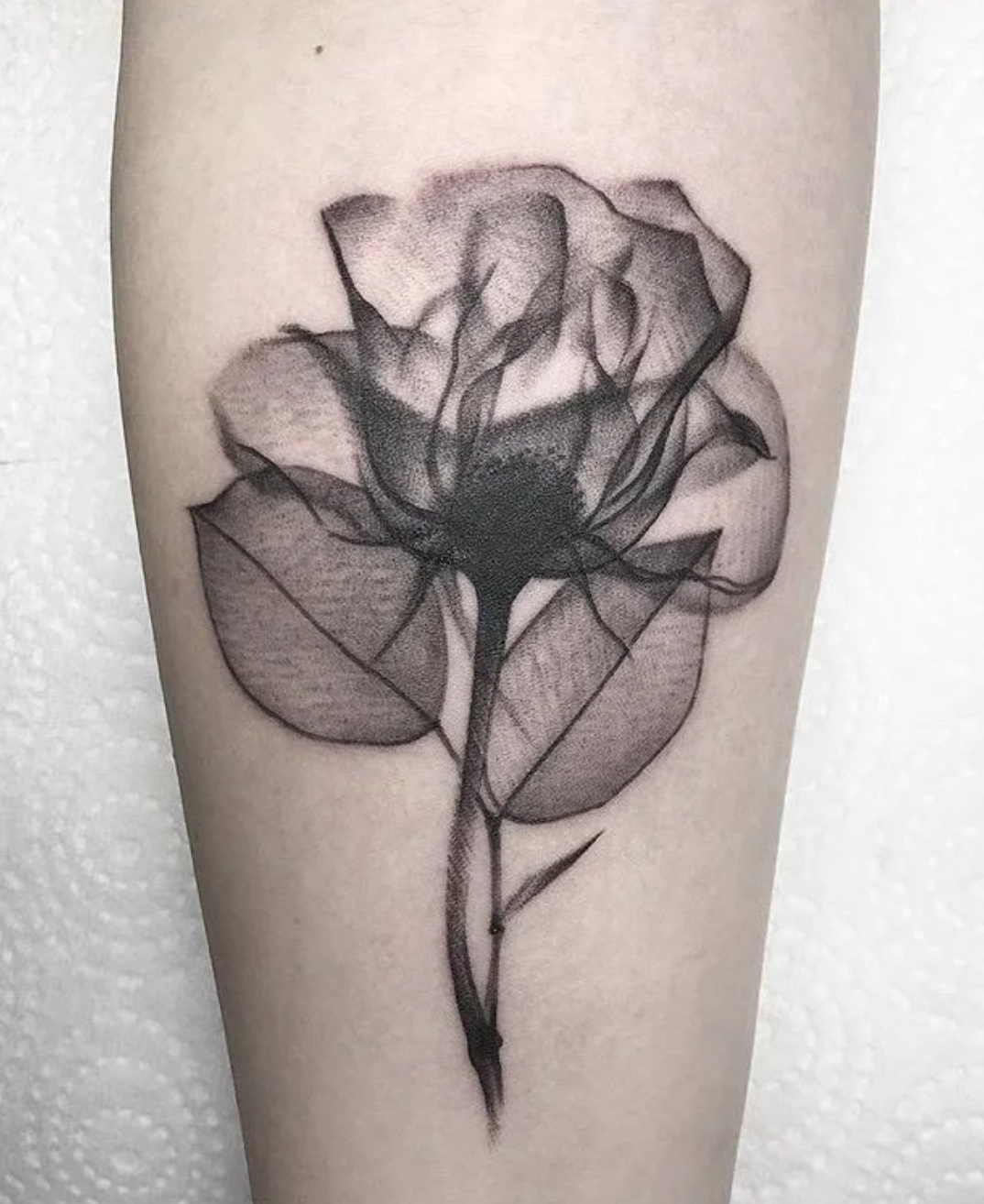 Schwarz-graues Tattoo einer Rose im Röntgen Stil