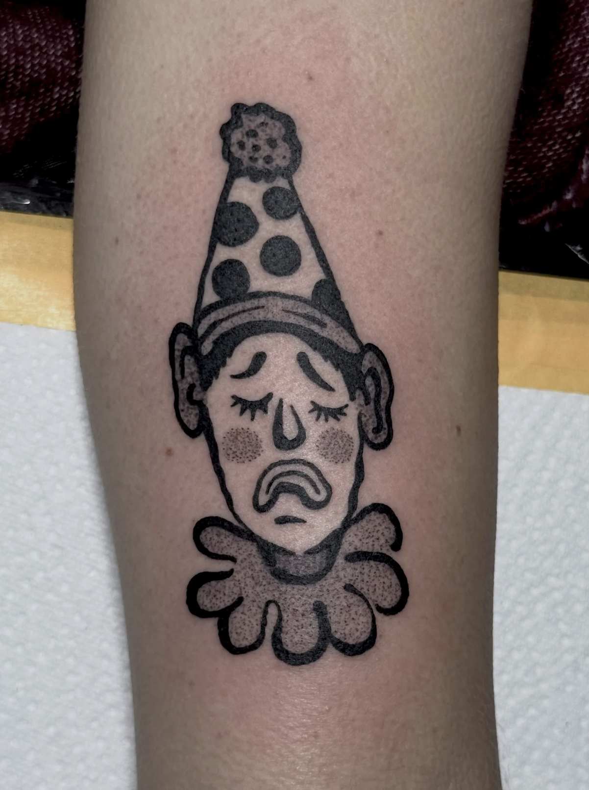 Tattoo eines traurigen Clowns im Dotwork Stil