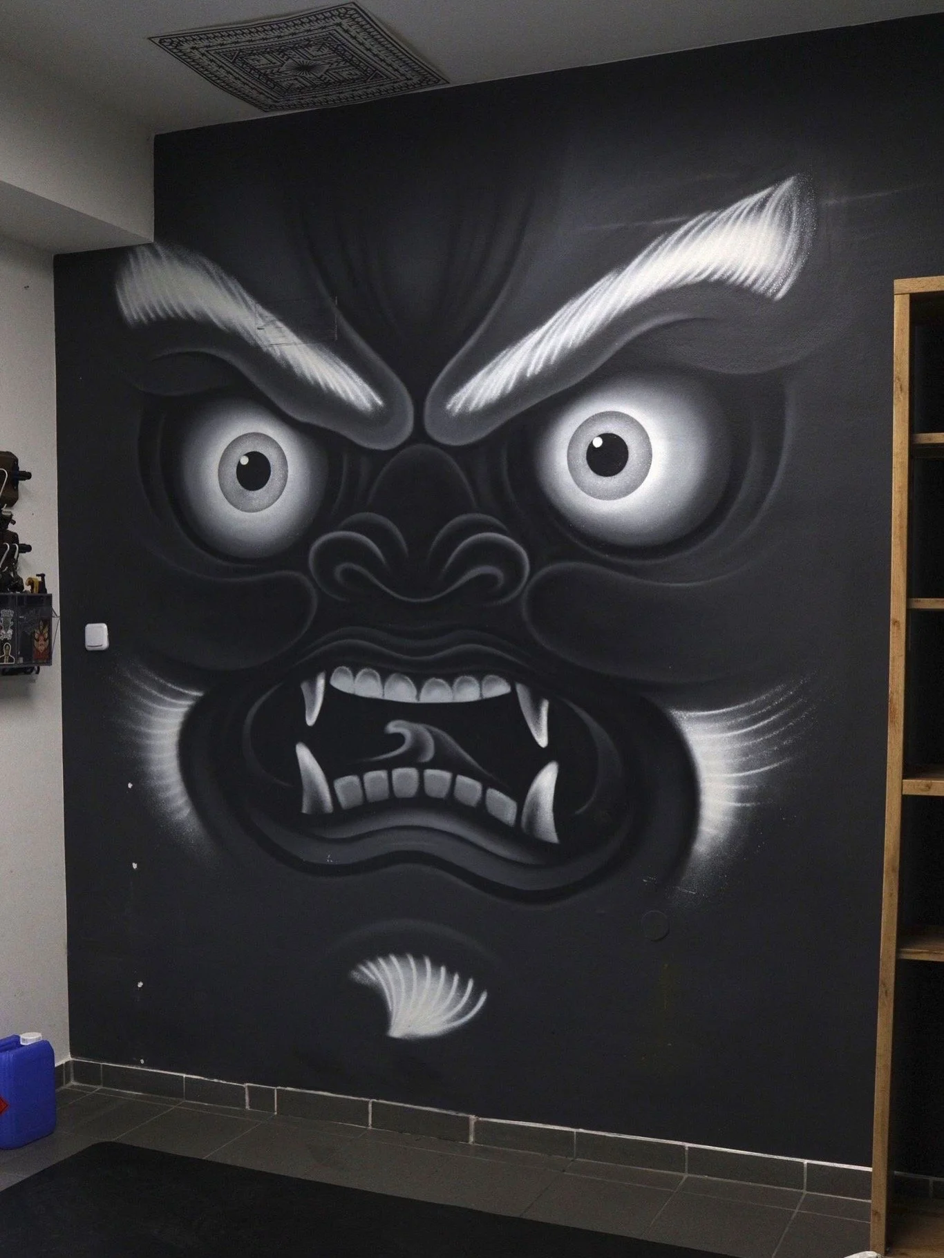 Graffiti auf einer schwarzen Wand, Darstellung eines tibetischen Mahakala