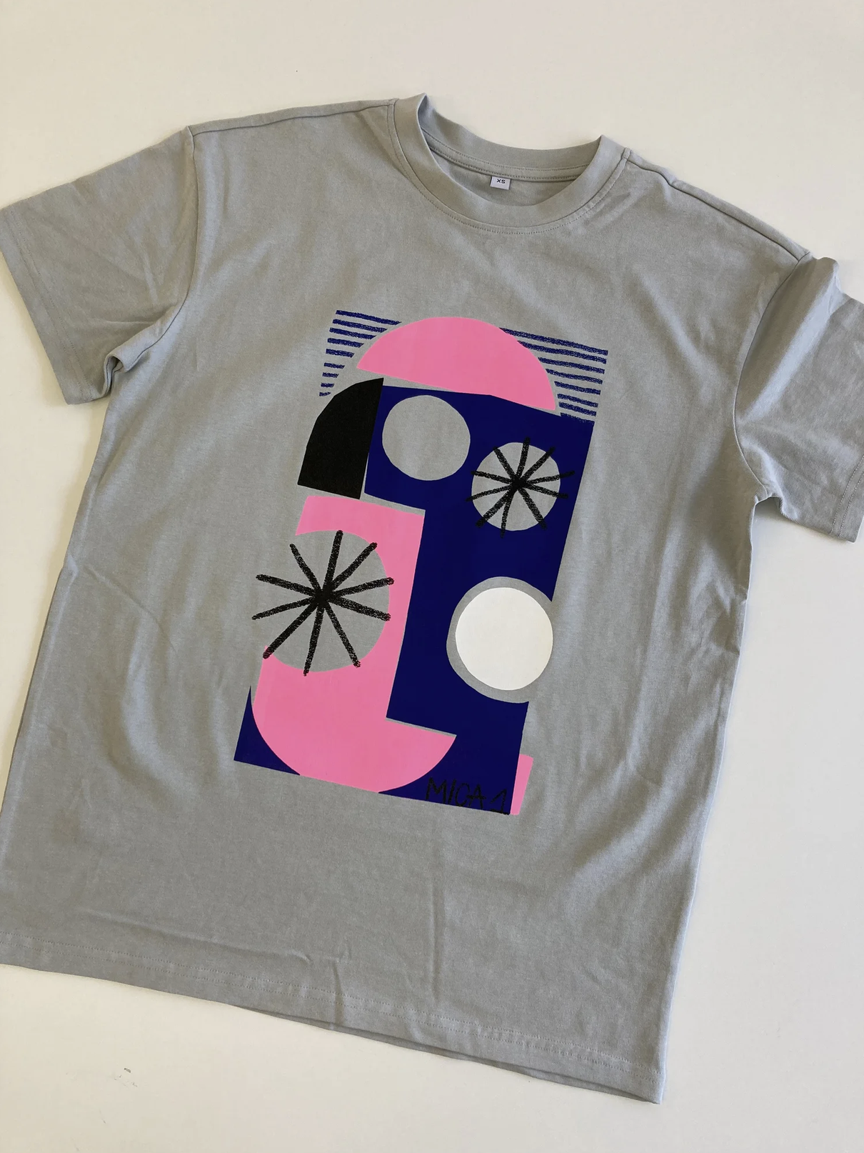 Graues T-Shirt mit abstraktem geometrischem Muster in Pink, Dunkelblau, Schwarz und Weiß