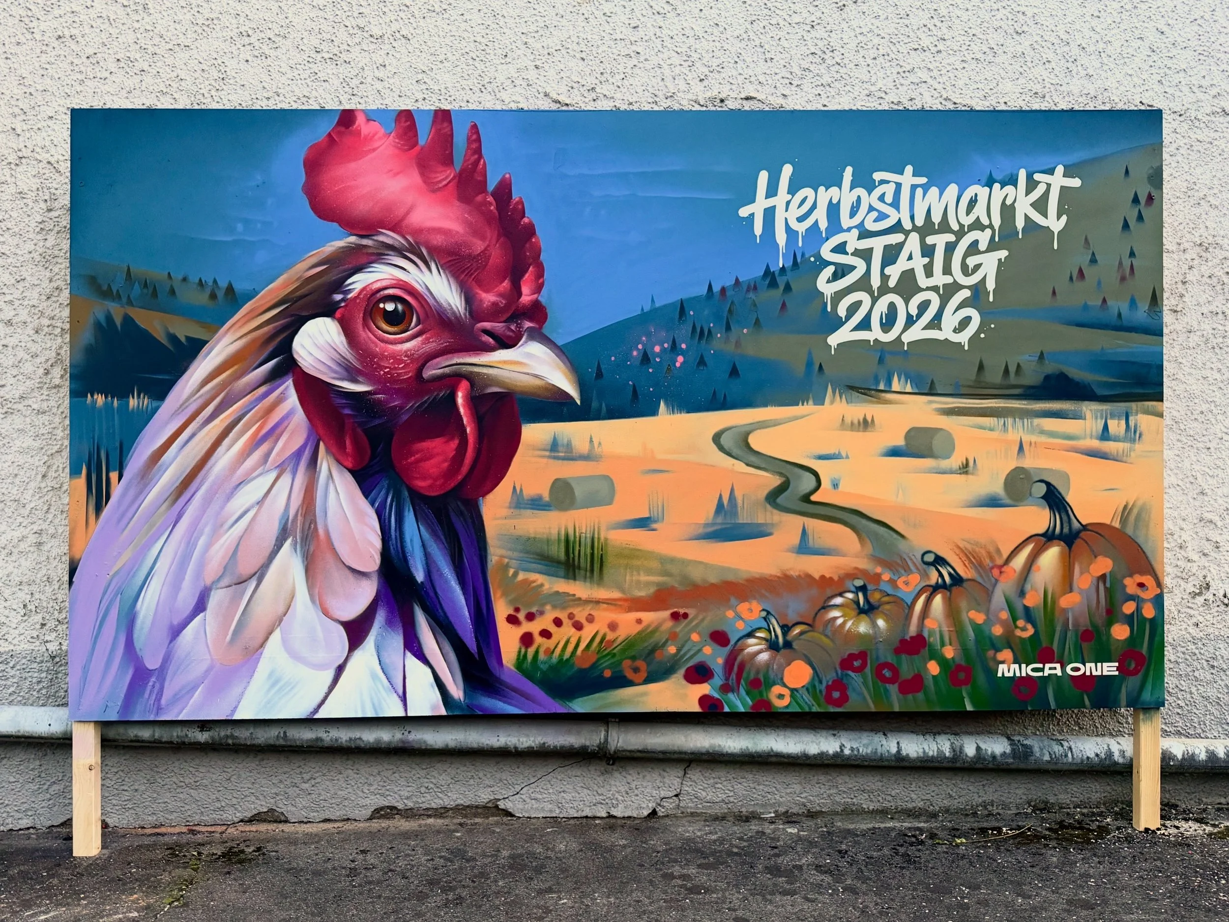 Farbenfrohes Graffiti eines Hahns mit blauer und grüner Landschaft im Hintergrund, Text 'Herbstmarkt STAiG 2026'.