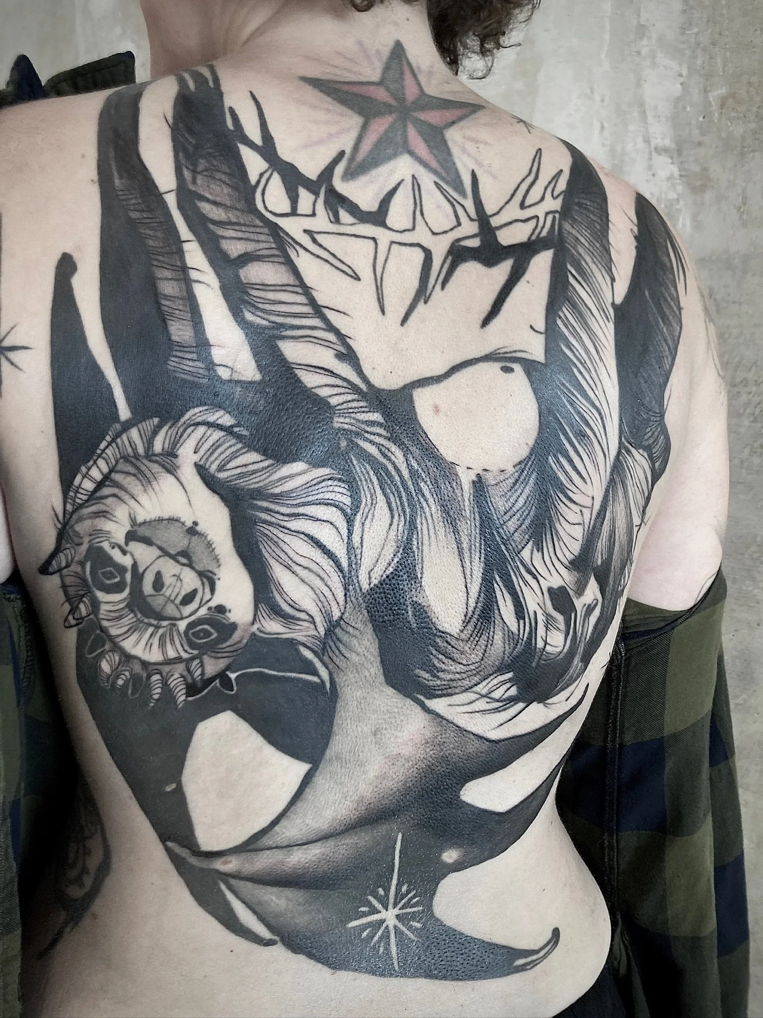 Großes Rückentattoo eins Faultiers mit Fledermausflügeln
