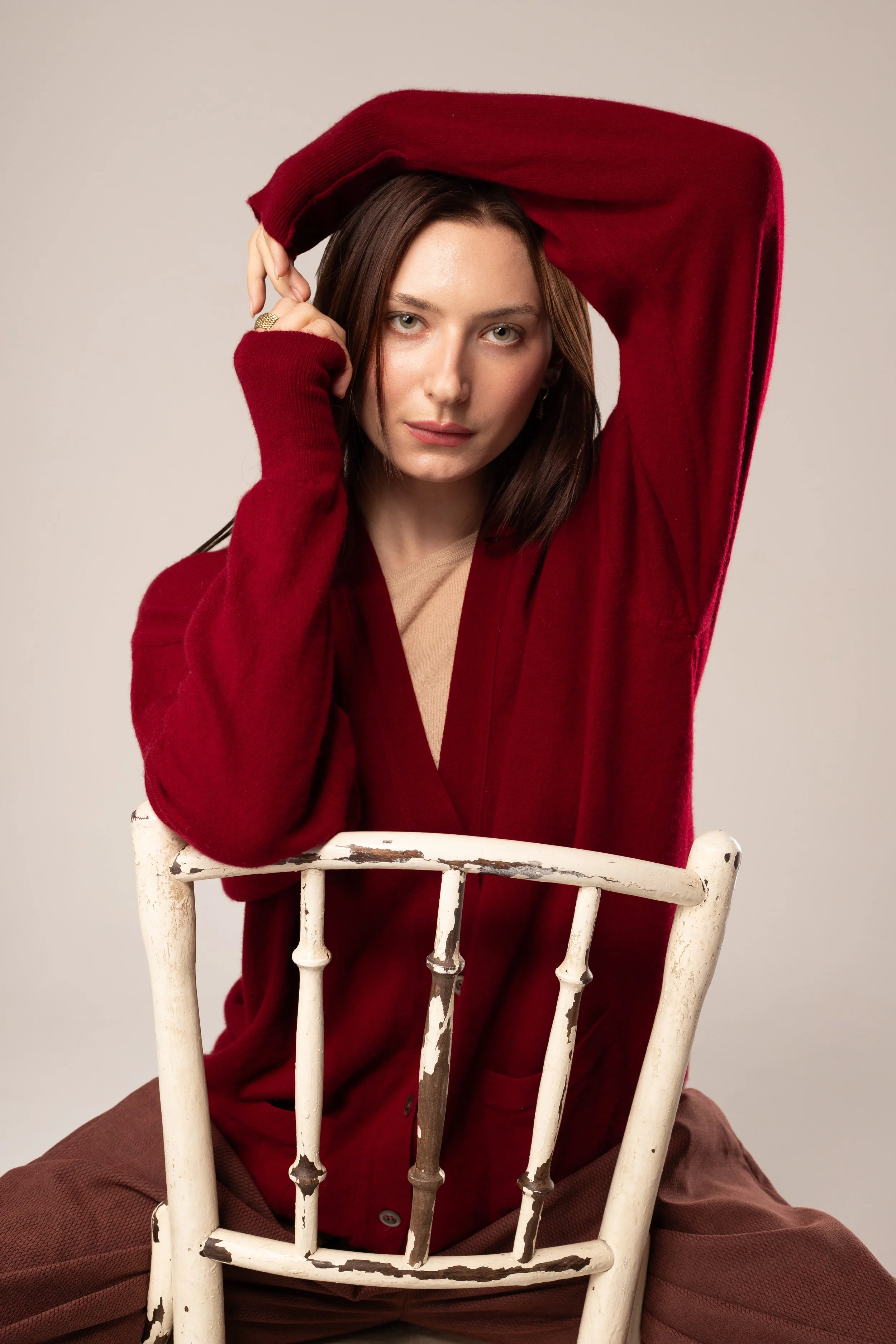 Barrie burgundy wide-fit cardigan, made in Scotland, in excellent pre-owned cashmere condition. Original premium buttons, lightweight soft cashmere and exceptional craftsmanship from the Scottish heritage house Barrie. Quiet luxury,timeless wardrobe