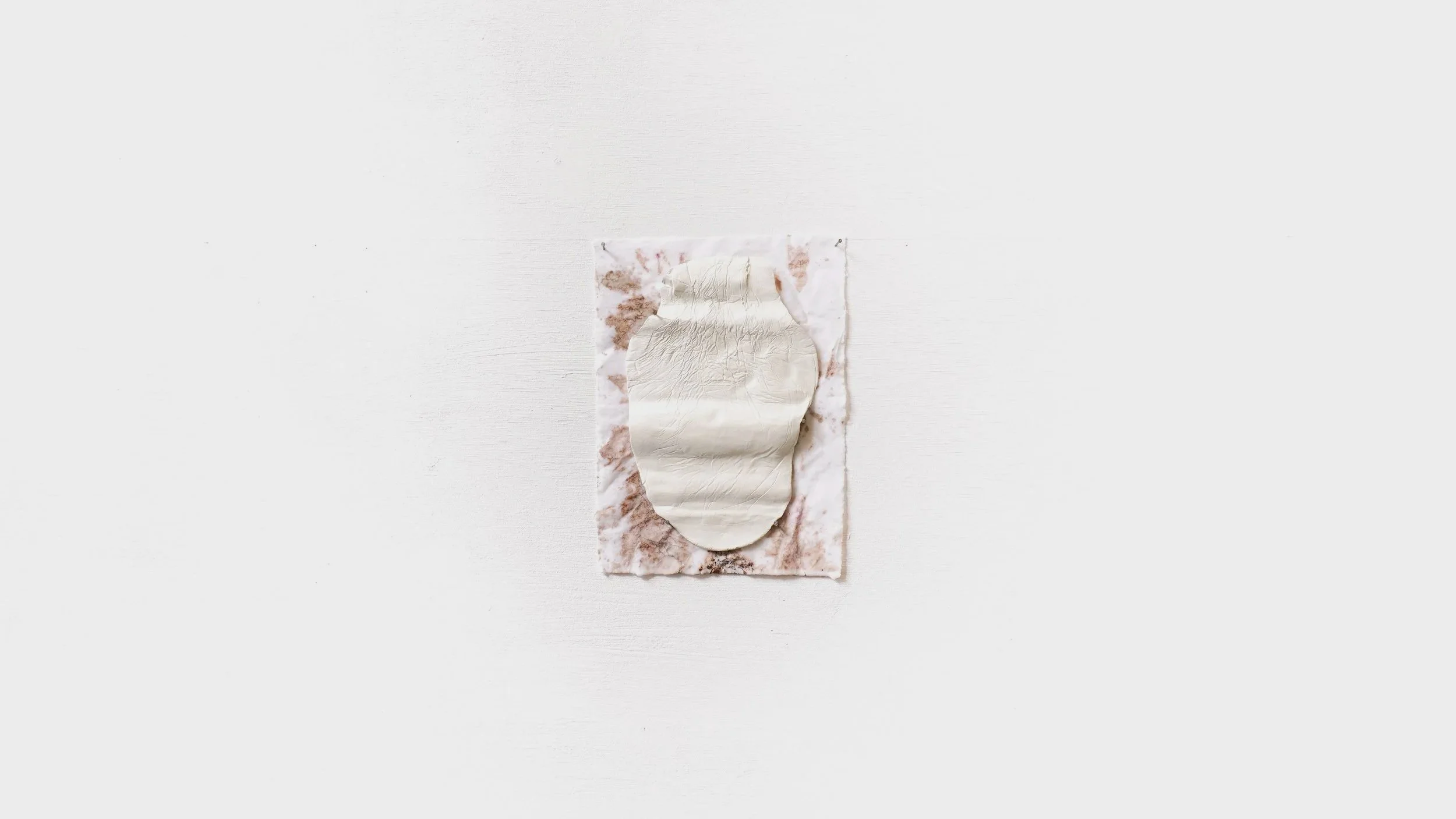 In verhouding. 2026. clay, elderflower, rapeseed wax, cotton textile, 15 x 18 cm 
Photo: Joeri Ista