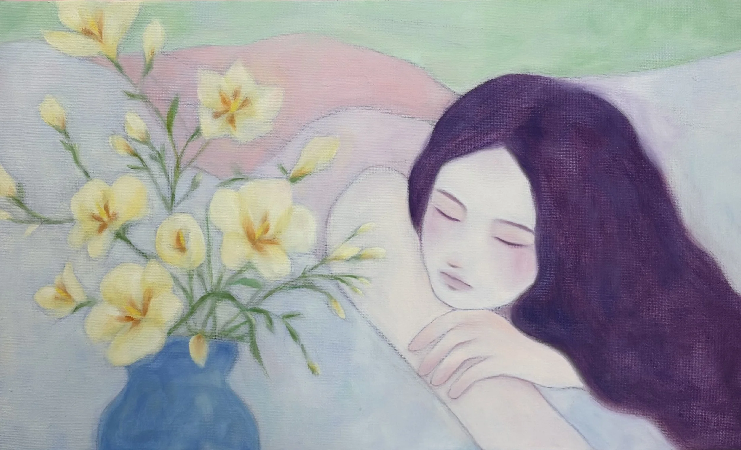 연두색 배경에 여성이 누워 있으며 보라색 머리카락이 길게 흘러내리고, 노란 꽃이 담긴 파란 화병이 왼쪽에 놓여 있음.