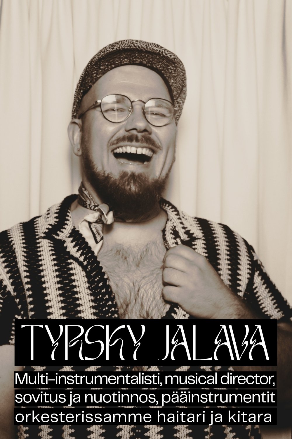 Hymyilevä mies, joka on pukeutunut vintage-tyyliseen pukuun ja pään ympärille kiedottuun huiviin, seisoo verhojen edessä. Kuvan alareunassa on teksti, jossa lukee "Tyrsky Jalava" ja lyhyt kuvaus hänen ammatistaan ja harrastuksistaan.
