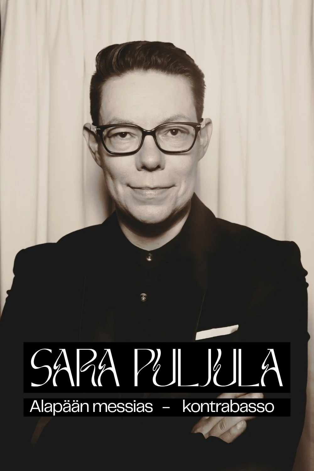 Mustavalkoinen kuva miehestä, joka käyttää pikkutakkia ja silmälaseja. Taustalla vaalea verho. Teksti alhaalla lukee 'SARA PULJULA Alapään messias - kontrabasso'.
