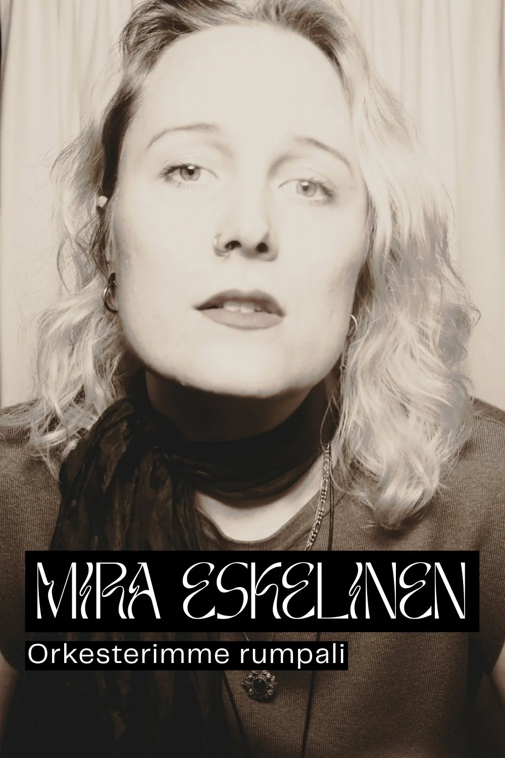 Mustavalkoisen valokuvan nainen, jolla on vaaleat, kiharat hiukset ja korvikset, päällä tummat vaatteet ja kaulakoru. Tekstiä: Mira Eskelinen ja Orkesterimme rumpali.