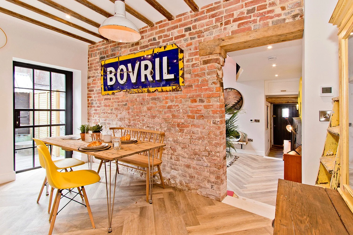 05_Dining_Brick_Wall.jpg