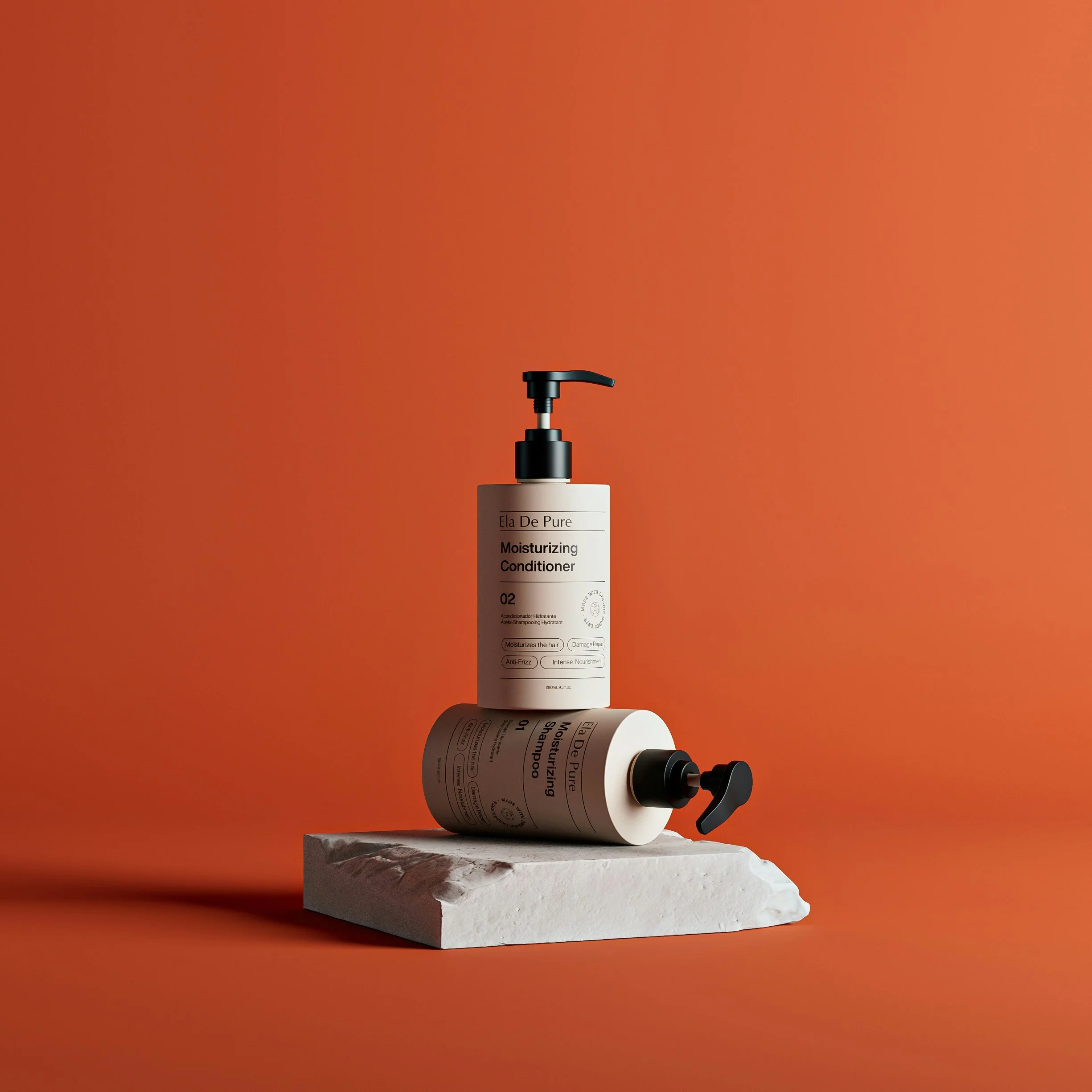 Hautpflegemittel in weißer Flasche mit Pumpspender auf einem weißen Marmorblock gegen orangenem Hintergrund.