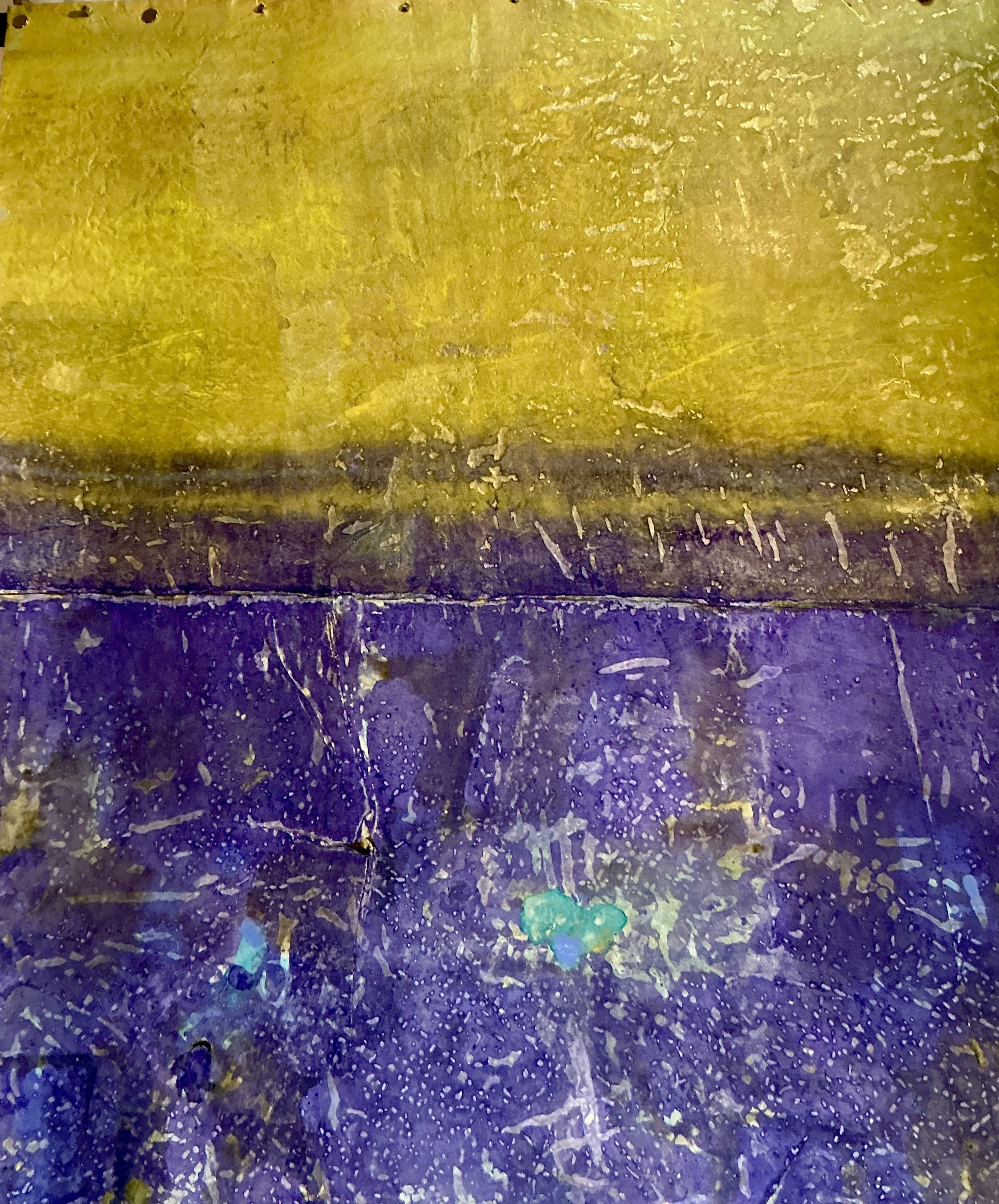 Une peinture abstraite avec des couleurs dominantes violet, jaune et vert, présentant des textures variées et de petites taches de peinture