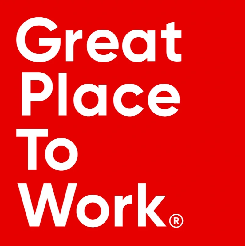 Logo de l'entreprise Great Place To Work sur un fond rouge.