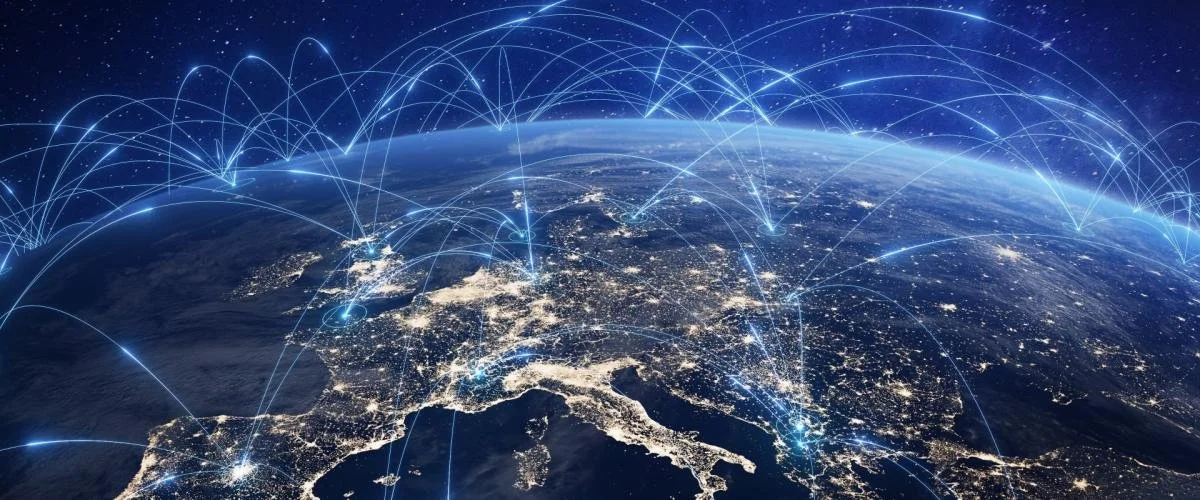 Institutions & Services publics - Image de la Terre vue de l'espace avec des lignes lumineuses représentant une connexion mondiale, suggérant un réseau mondial ou la connectivité internet.
