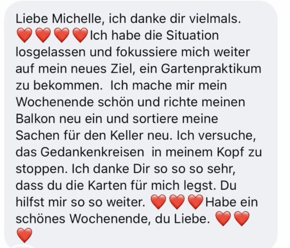 Ein Text in einem Chatfenster mit Herz-Emojis, in dem sich jemand bei Michelle bedankt, ihre Unterstützung schätzt und ihr ein schönes Wochenende wünscht.