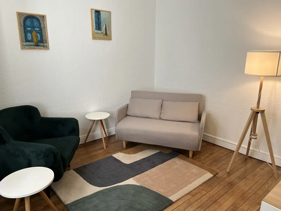 Salon moderne de psychologie de Madeline Sendon pour la passation de bilan