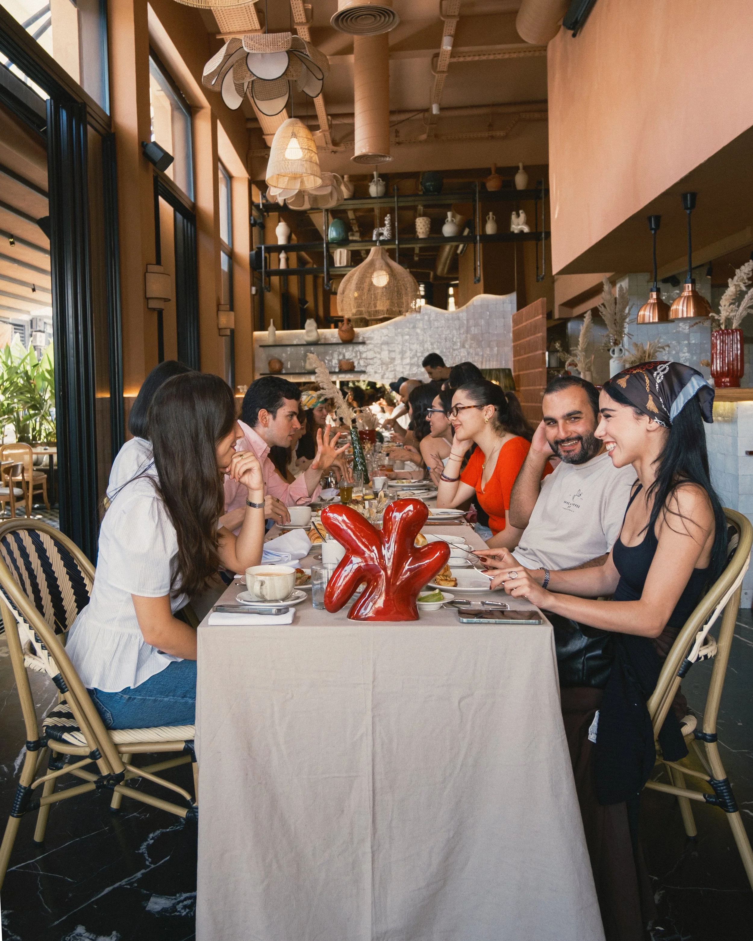 Kult, café à Casablanca : café, brunch et dîner de 8h à 23h. Réservez une table, organisez un atelier ou privatisez l’espace pour votre événement.
