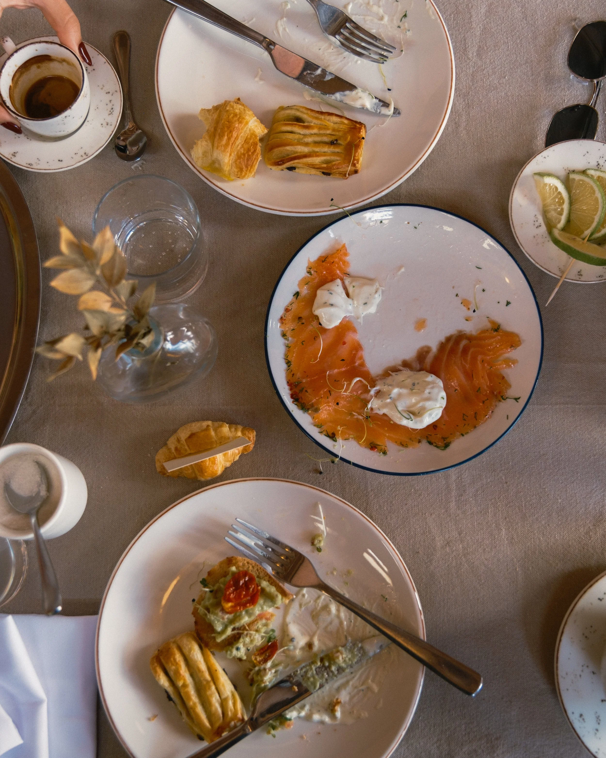 Kult, café à Casablanca : café, brunch et dîner de 8h à 23h. Réservez une table, organisez un atelier ou privatisez l’espace pour votre événement.