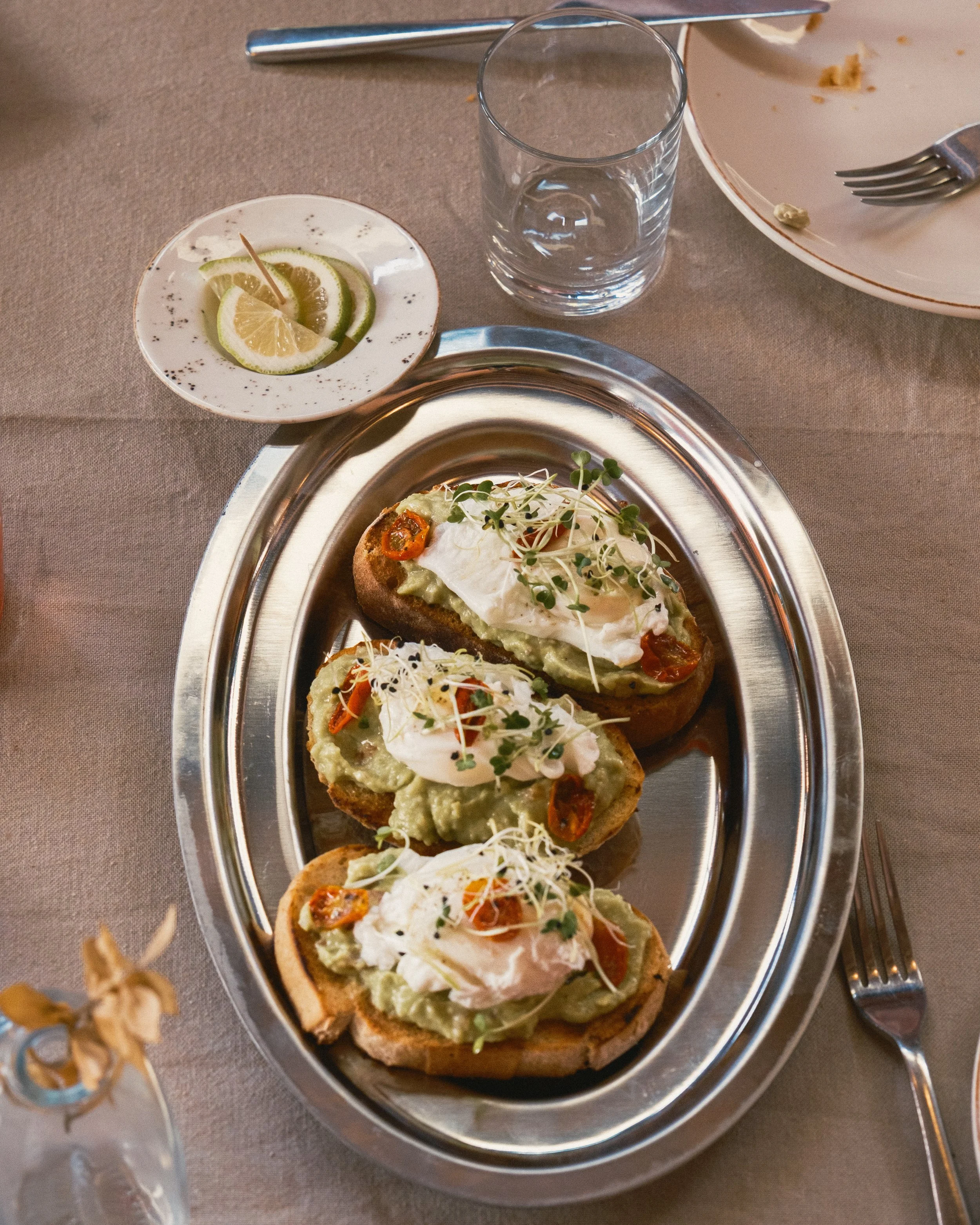 Kult, café à Casablanca : café, brunch et dîner de 8h à 23h. Réservez une table, organisez un atelier ou privatisez l’espace pour votre événement.