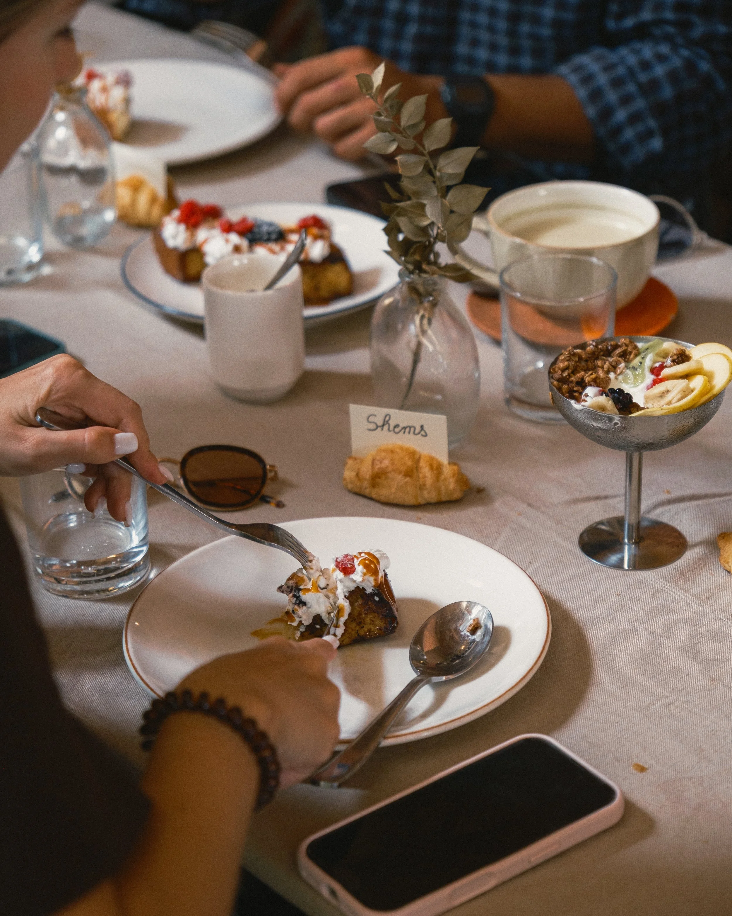 Kult, a café in Casablanca: coffee, brunch and dinner from 8am to 11pm. Book a table, host a workshop or privatise the space for your event.