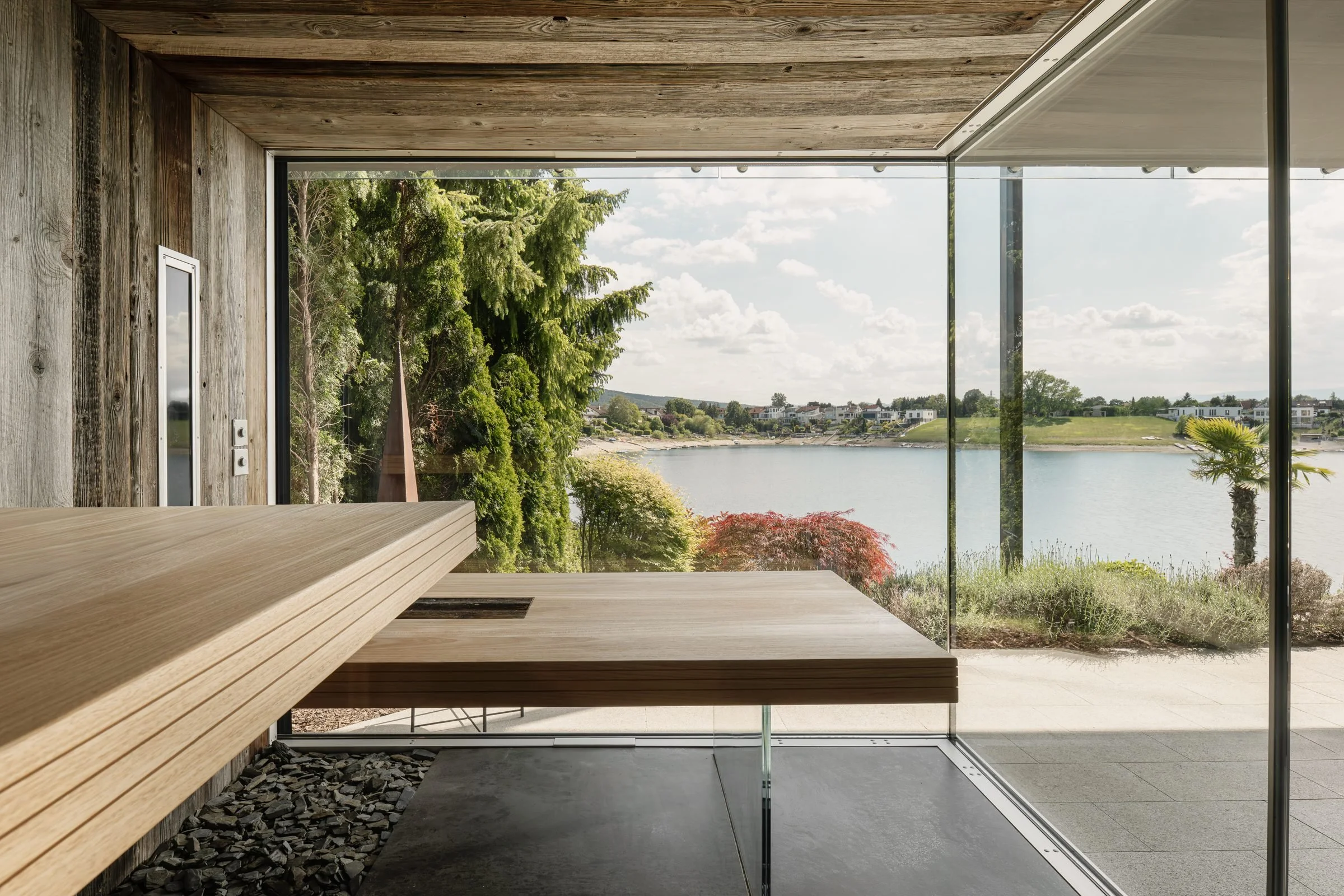 Lounge mit Glasfront und Seeblick
