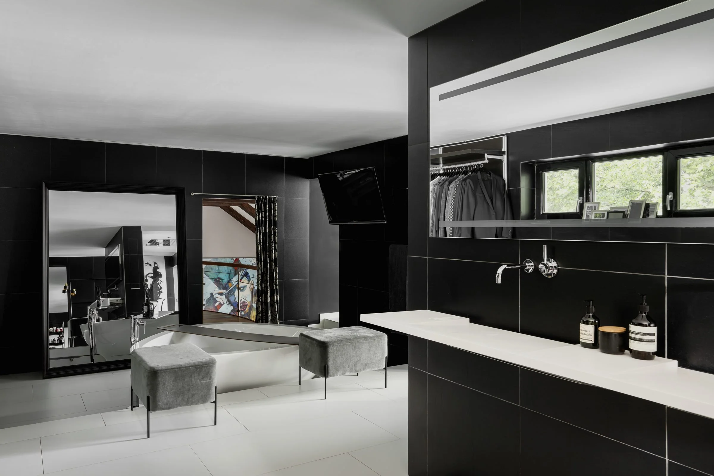 Badezimmer mit freistehender Wanne