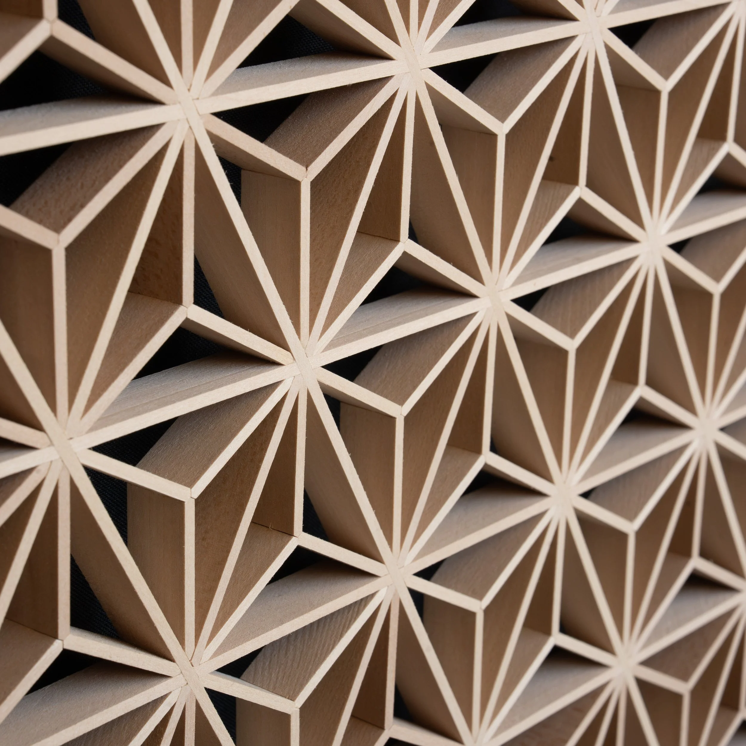 Close-up van het geometrische Asanoha Kumiko-patroon met nauwkeurig passende houten onderdelen.