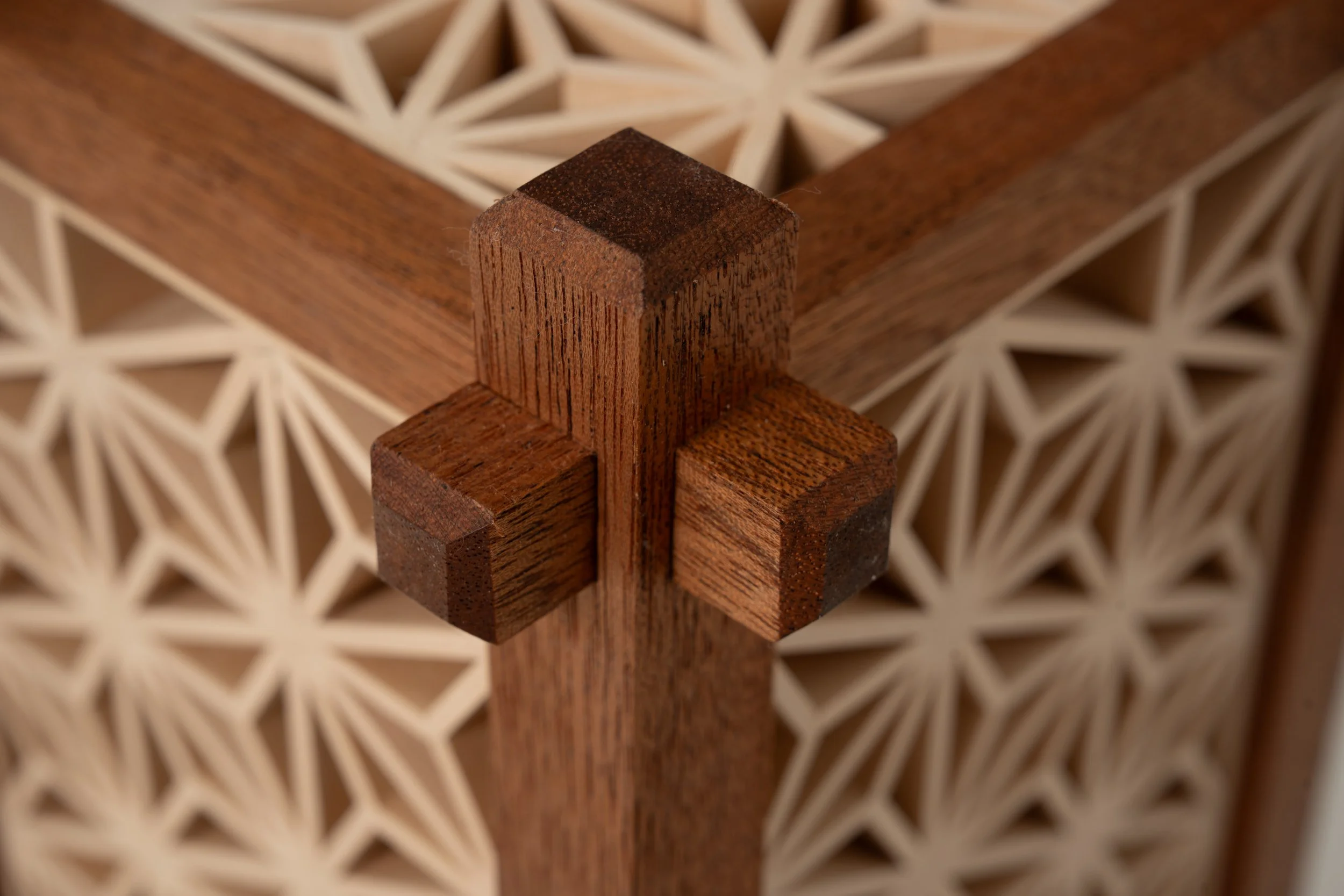 Detail van de houten constructie van de Yoake-lamp met traditionele houtverbinding en nauwkeurig gemaakte Kumiko-panelen.