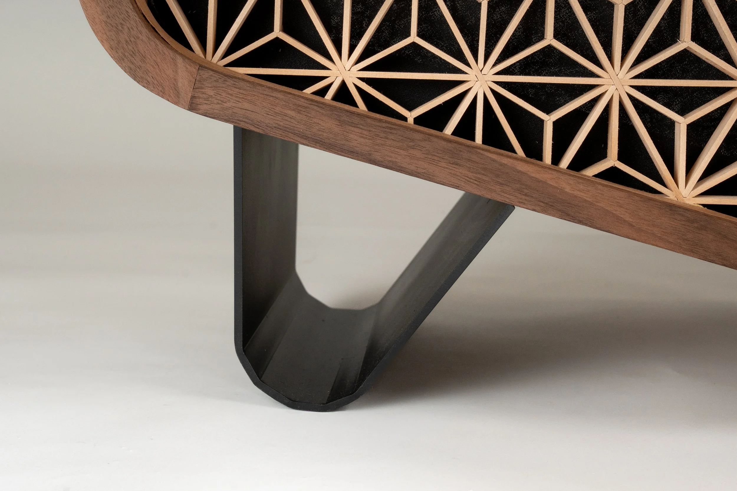 Detail van de Kajino-audiokast met walnoothouten rand, Asanoha Kumiko-front en zwart stalen poot.