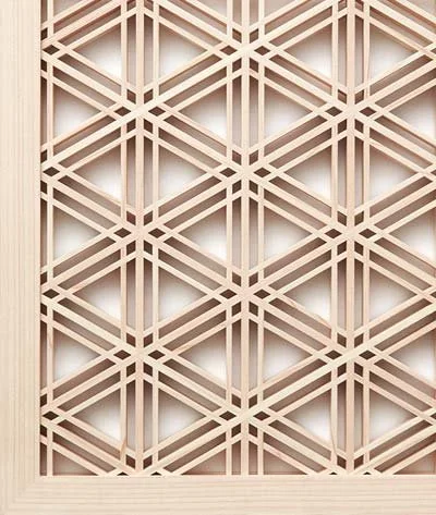 Detail van het Goma-gara kikkō Kumiko-patroon met geometrische lijnen in licht hout.