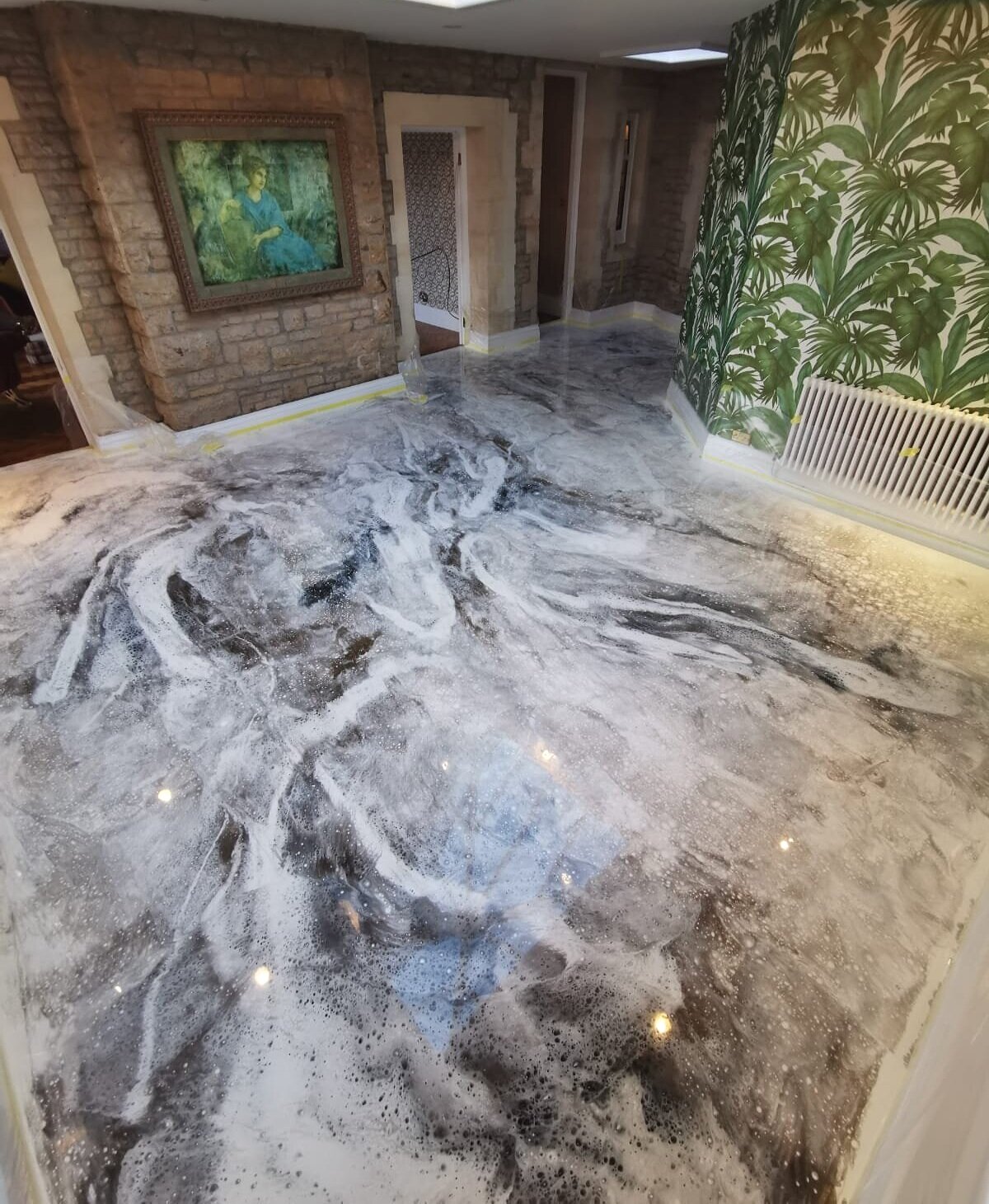 epoxy resin floor marble effect white, whole room on an angle