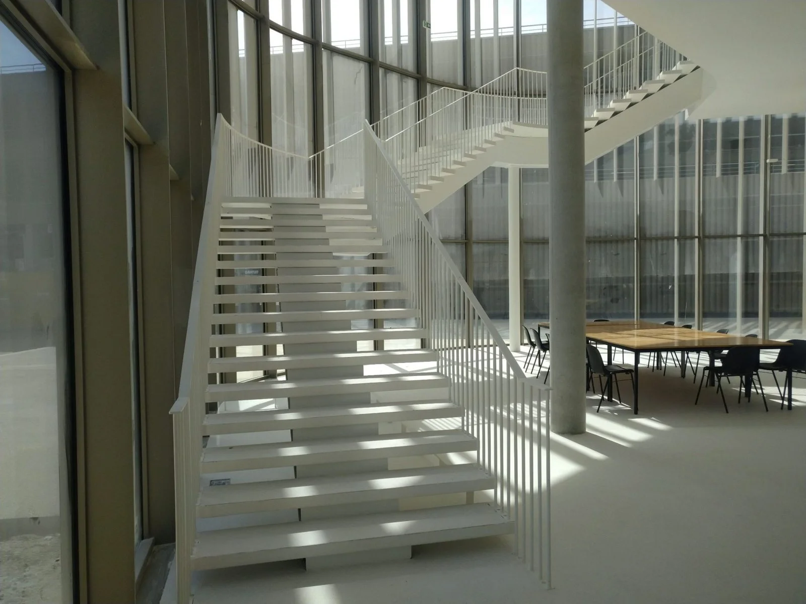Escalier droit à limons et garde-corps barreaudés réalisés par Austral
