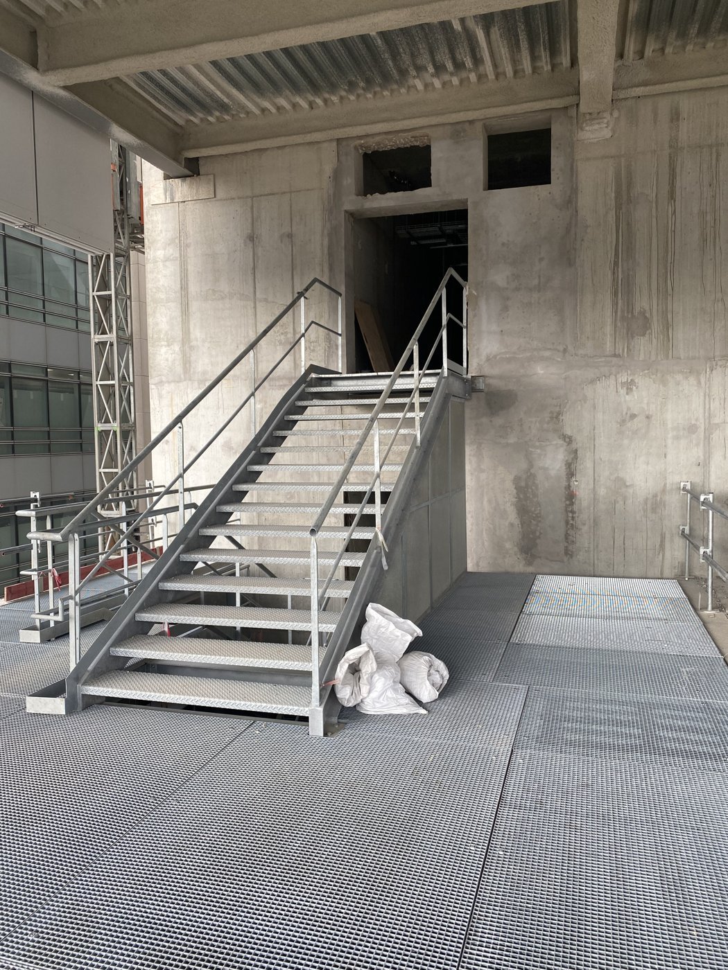 Escalier galvanisé et plateforme en caillebotis