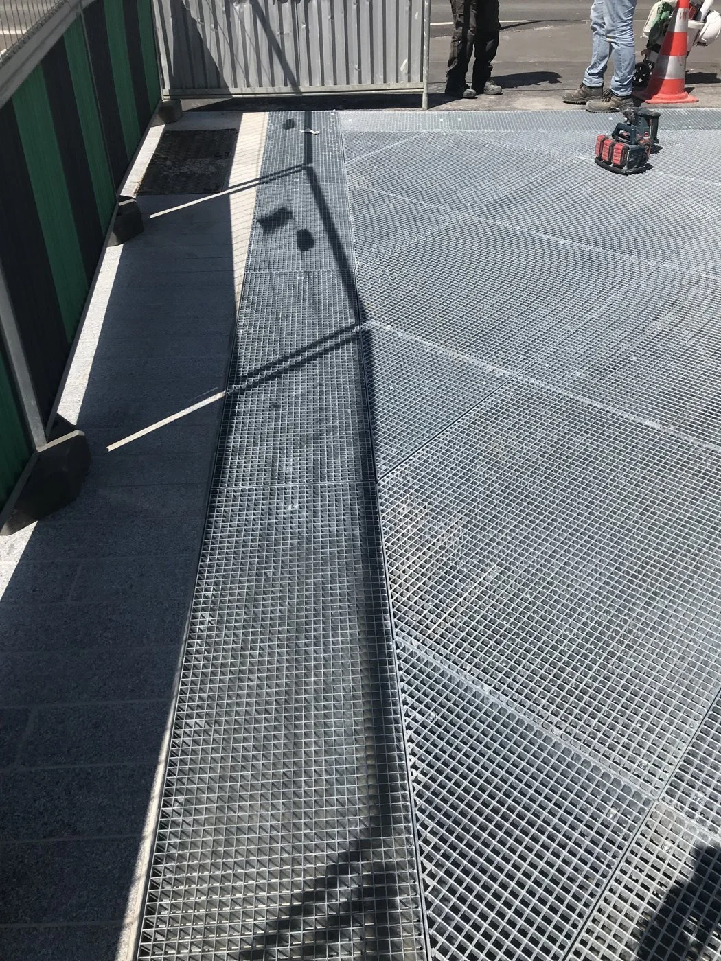Gare de Bagneux (Grand Paris Express) : caillebotis triangulaires en terrasse réalisés par Austral