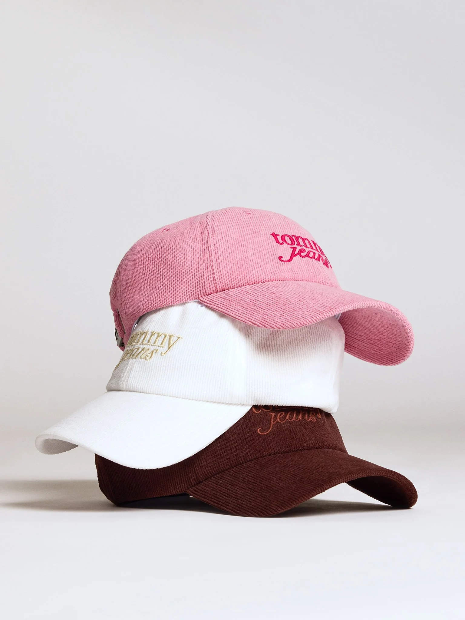KSSL_FA25_TJ_ACC_DEL_2_CAPS_WOMENS_0015_HFR2.jpg