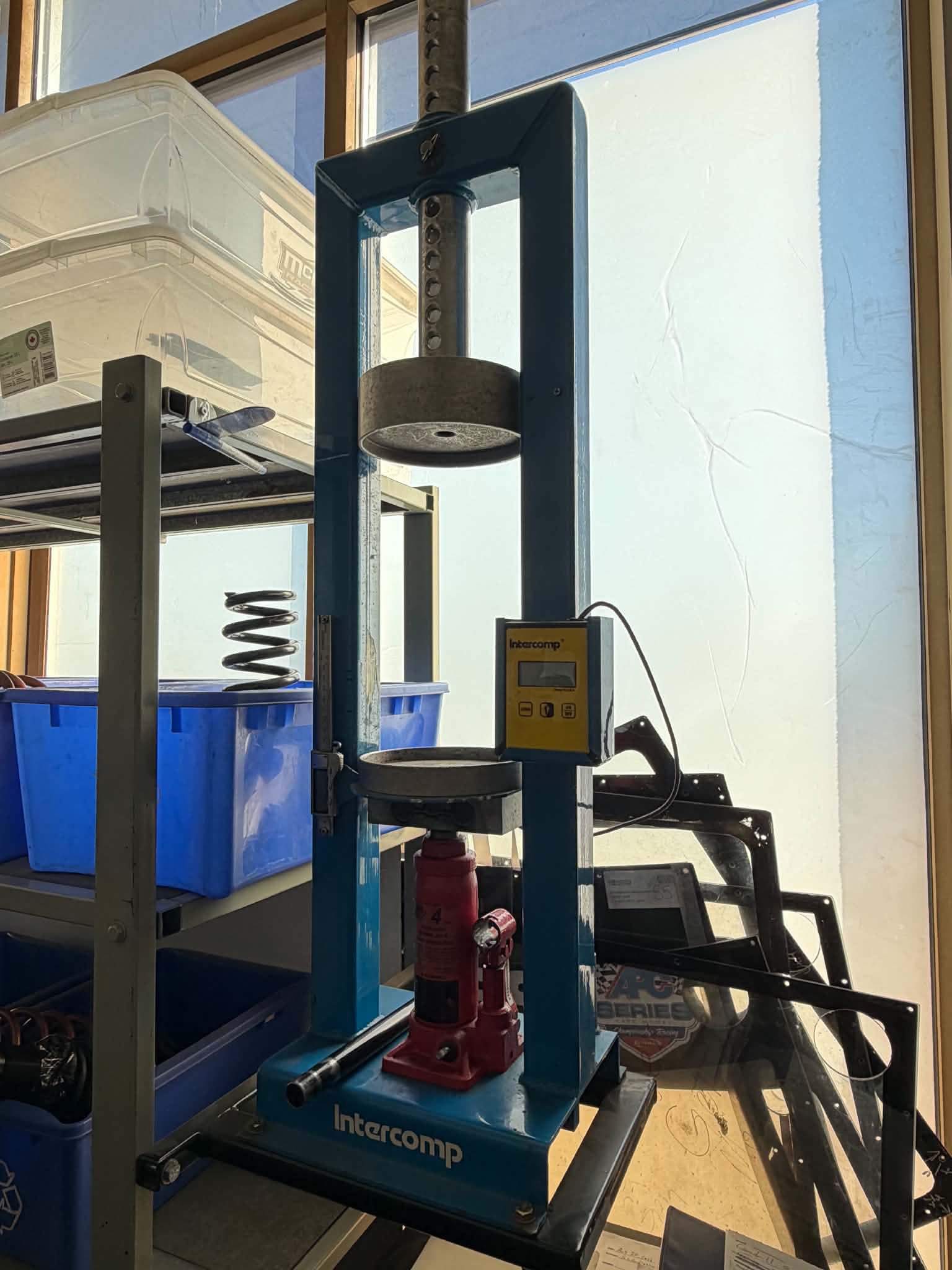 Intercomp vehicle lift and alignment equipment with hydraulic jack in an auto repair shop