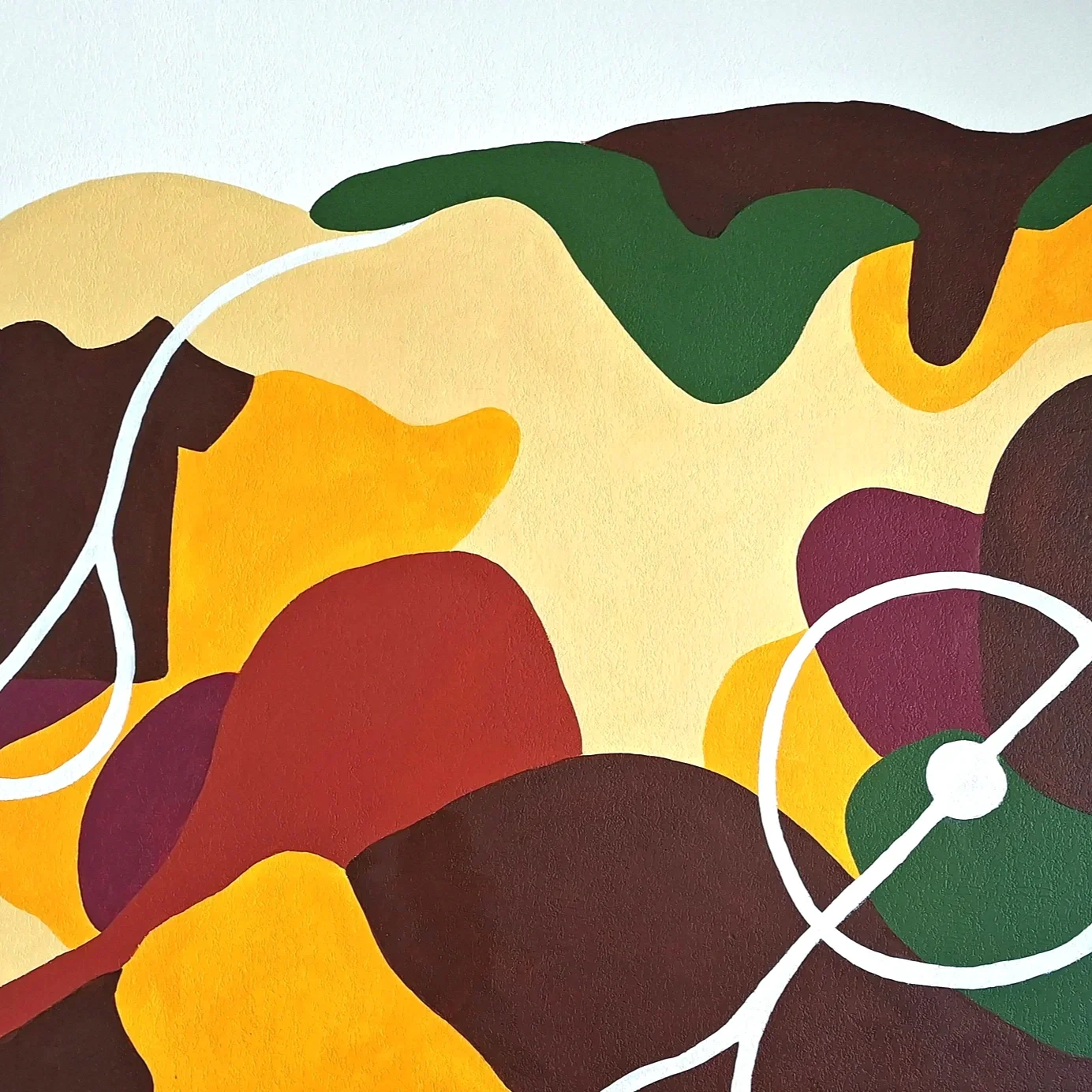 Peinture murale abstraite colorée aux formes organiques et lignes blanches entrelacées sur le thème du football