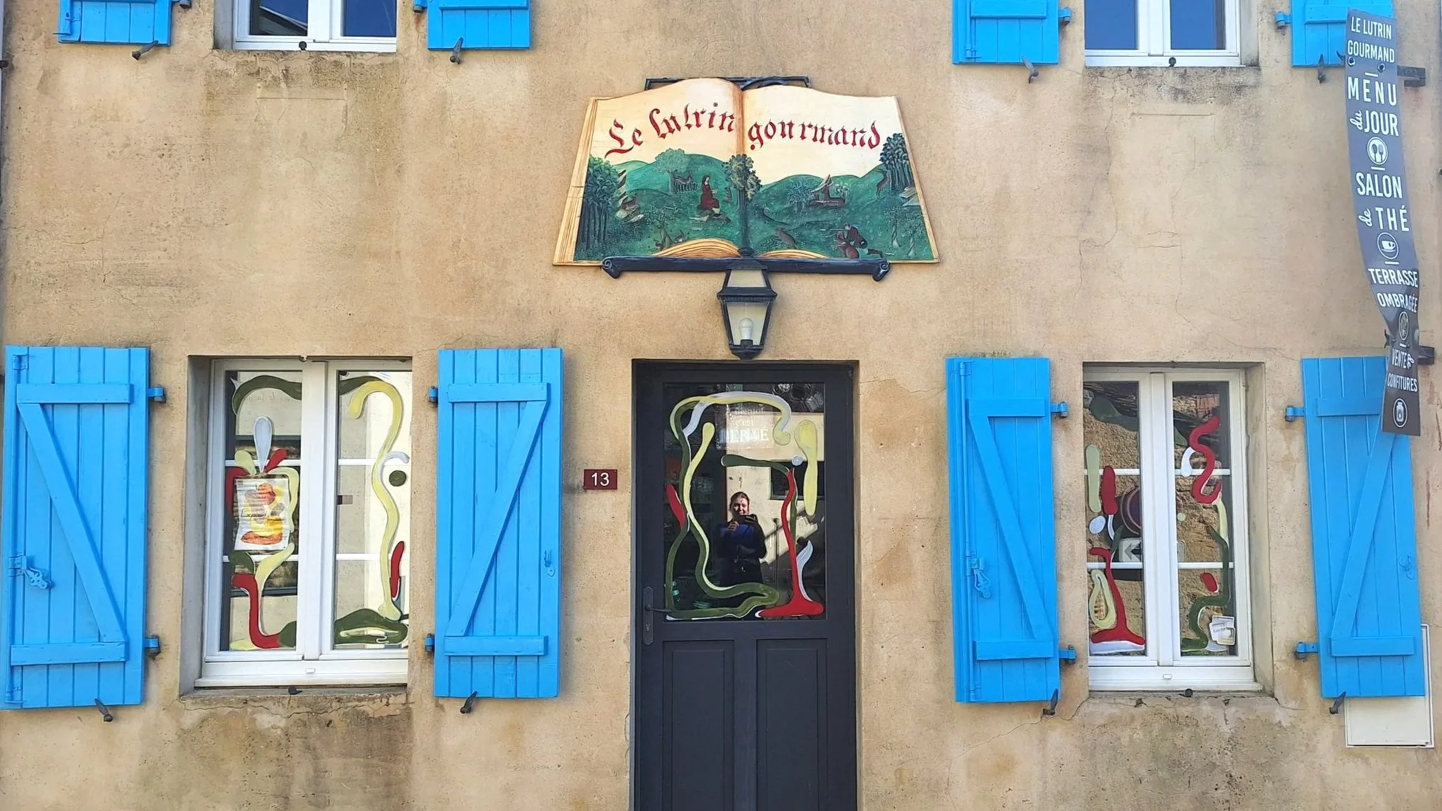 Façade de restaurant avec vitrine peintes par Paule Trémoulet