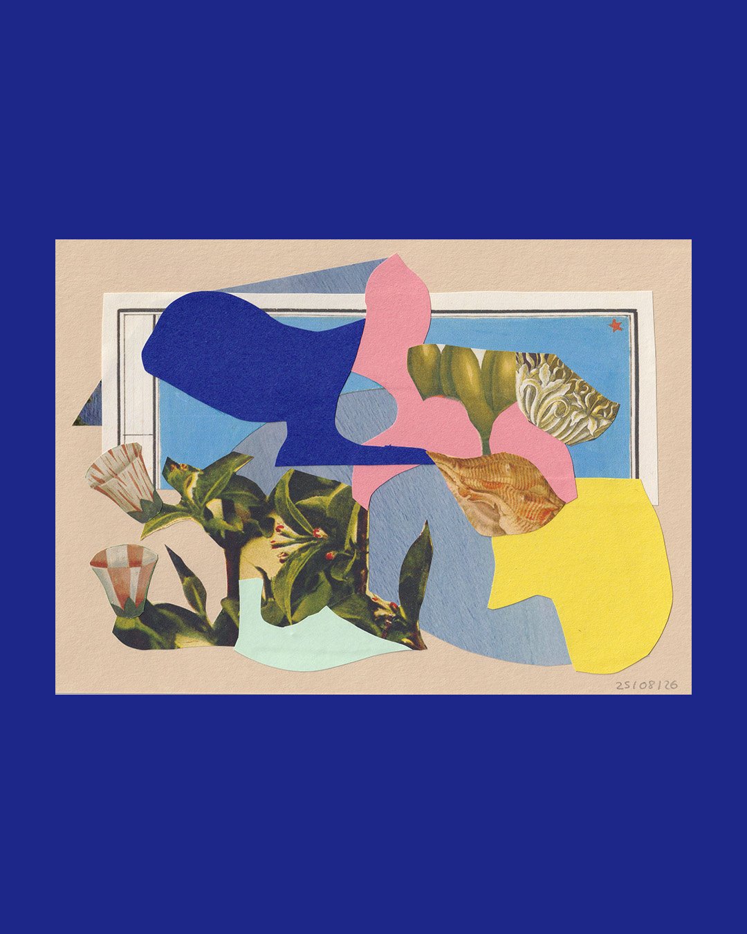 Scan d'un collage abstrait avec des couleurs, des textures et des fleurs sur fond bleu