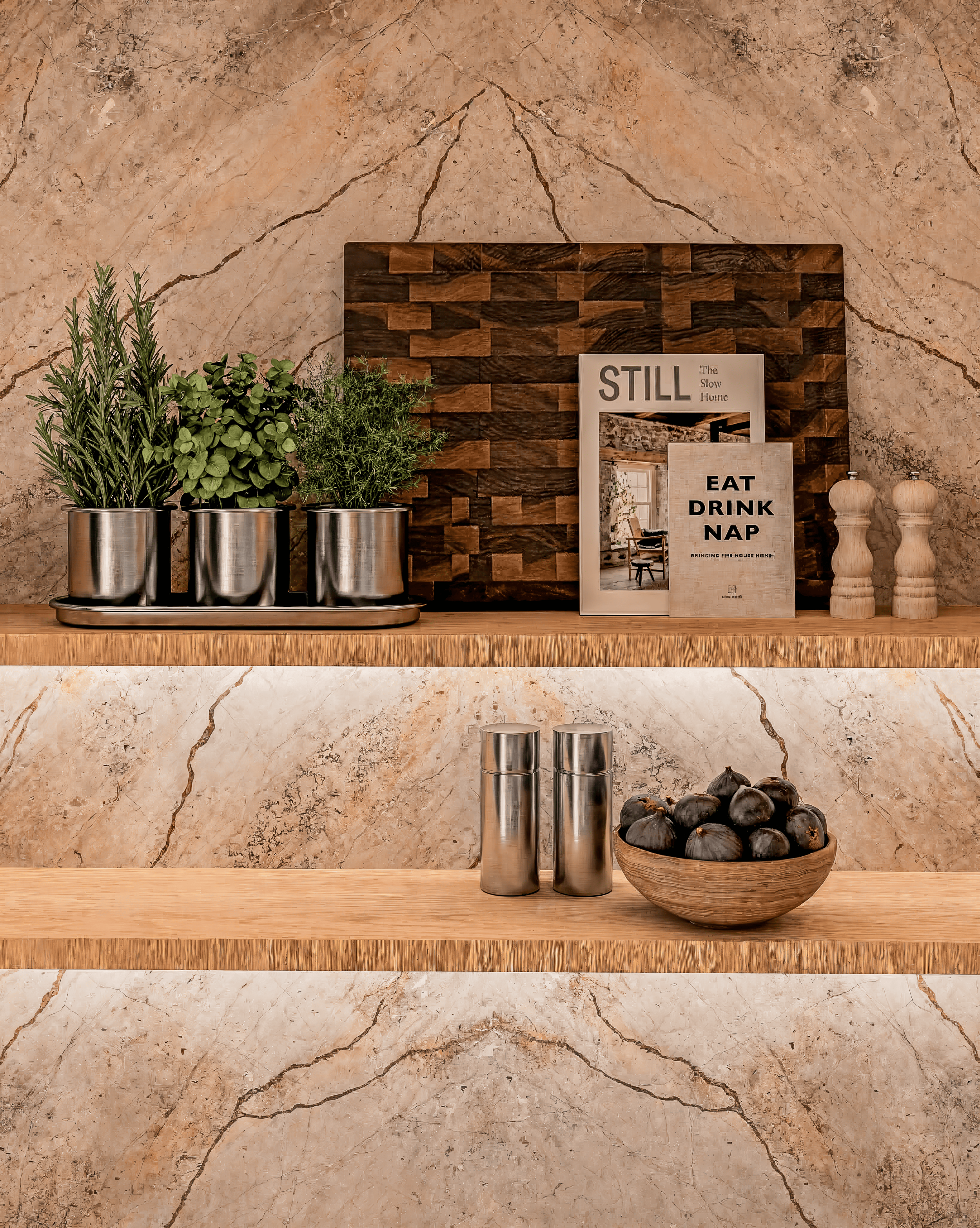 Decoração de mesa com plantas em vasos de metal, quadro decorativo, e objetos de madeira e metal, tudo sobre uma bancada de madeira, com parede de mármore ao fundo.