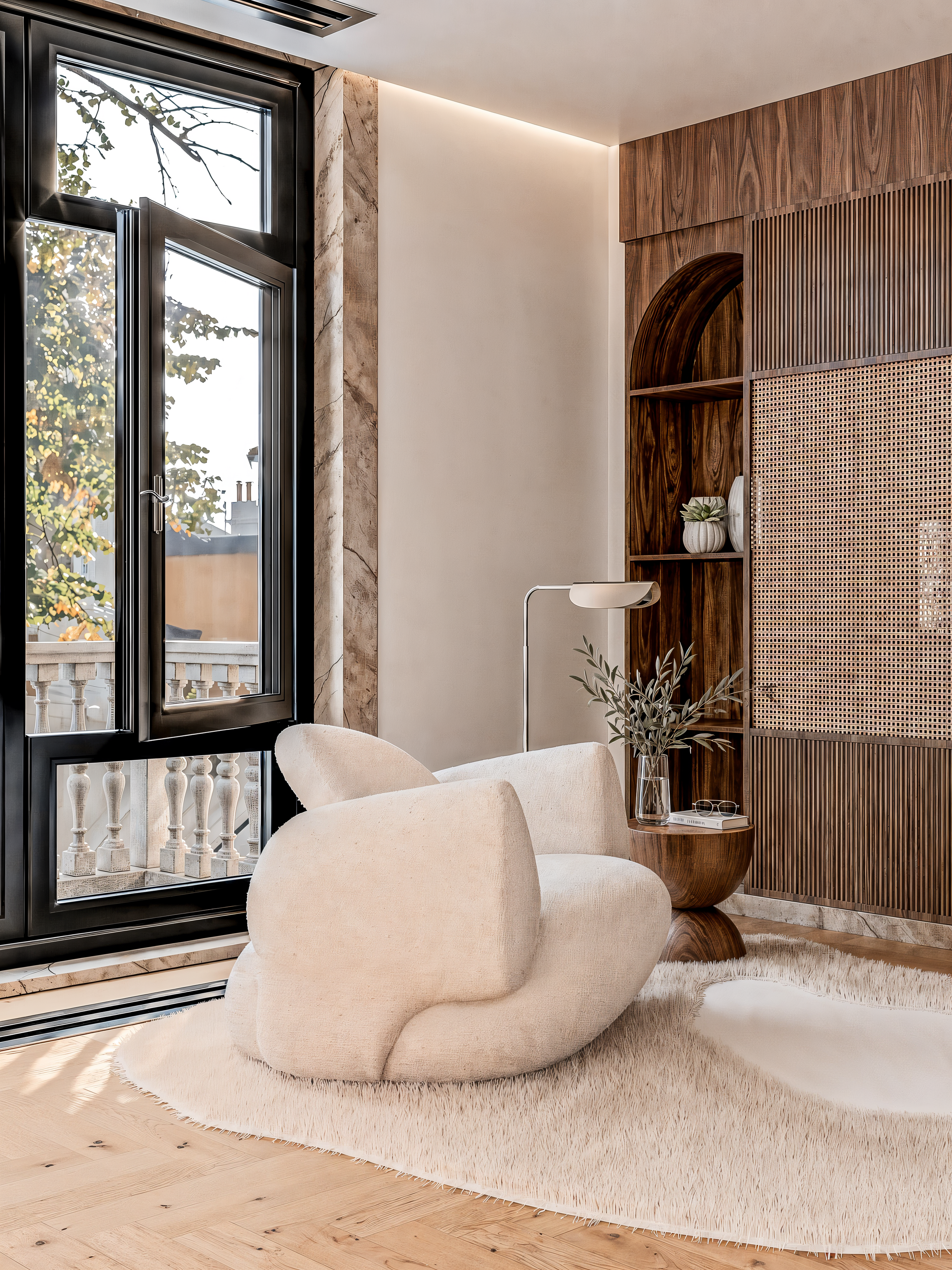 Sala de estar com janela grande de vidro, cortinas pretas, móveis de madeira escura, poltrona branca e tapete branco, decorativa com plantas e objetos de decoração.