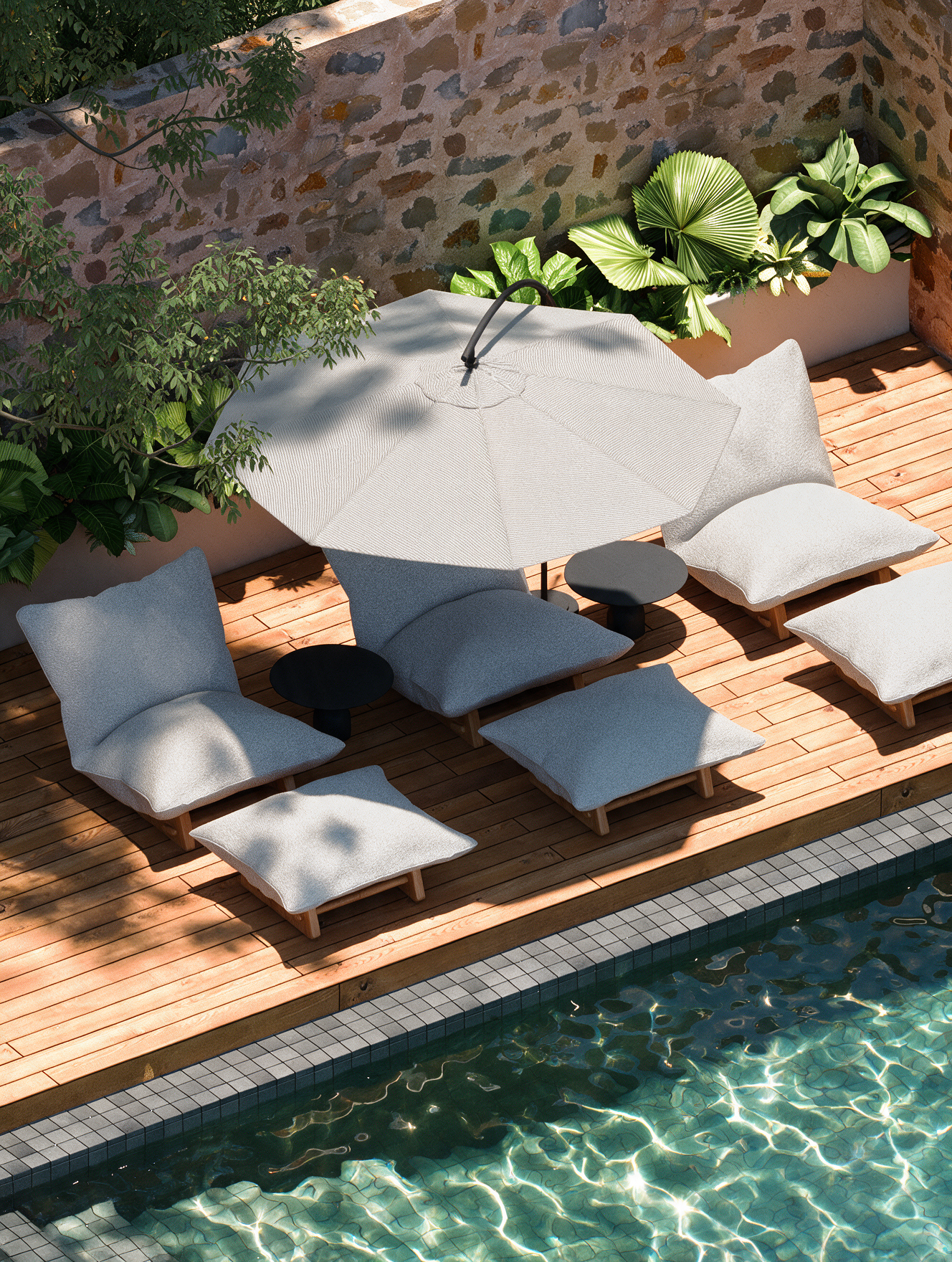 Área de lazer com deck de madeira ao lado de uma piscina, mobiliada com cadeiras e mesas com cadeiras, guarda-sol, plantas decorativas e parede de pedra ao fundo.