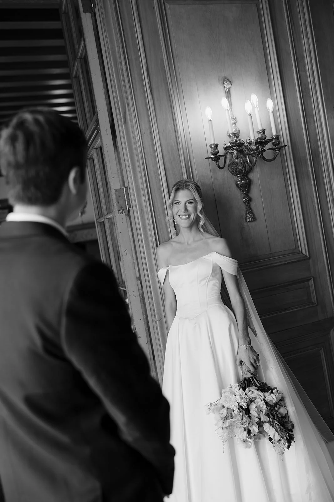 war-memorial-detroit-wedding-photographer-couple-portrait11.jpg