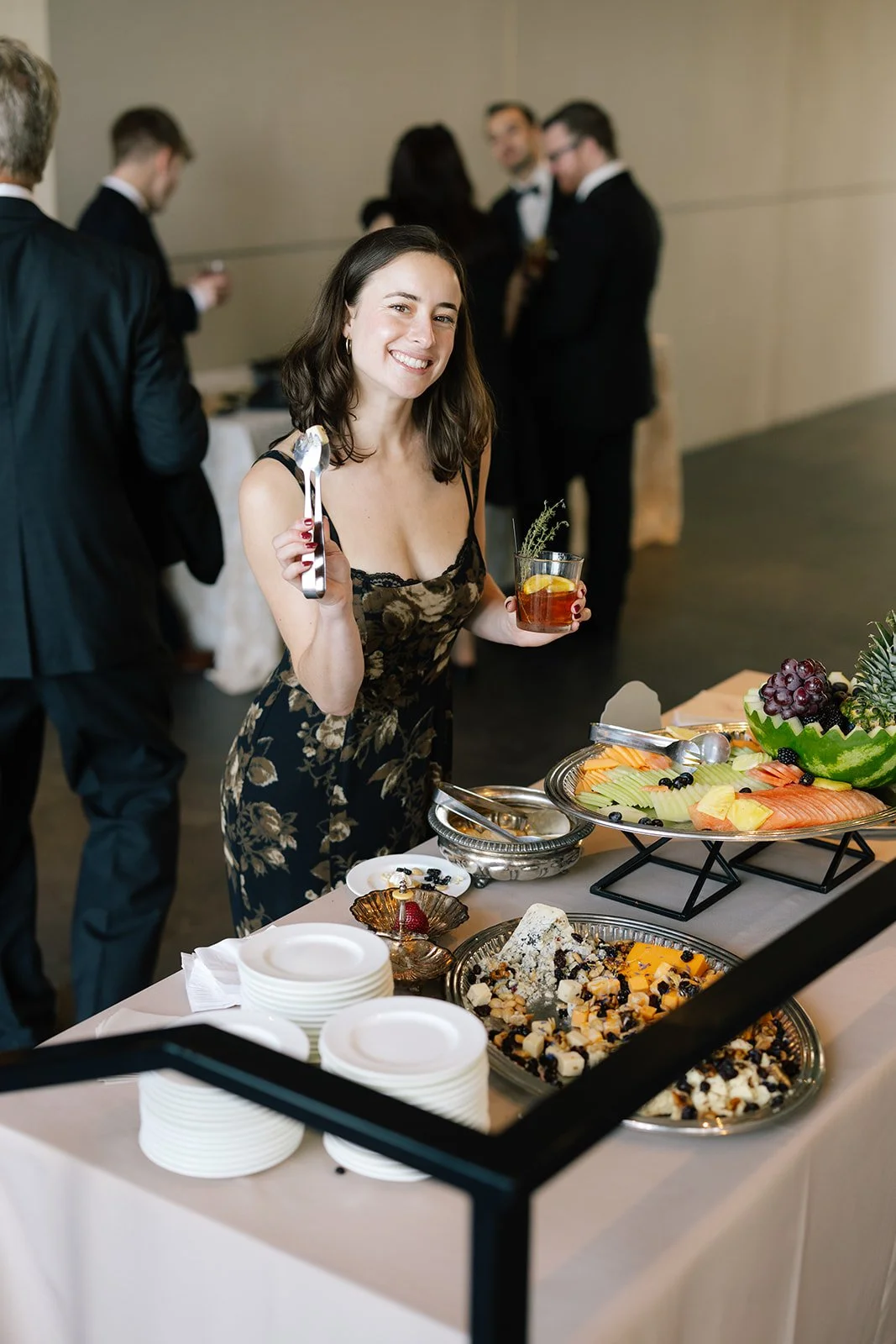 war-memorial-detroit-wedding-photographer-cocktail-hour3.jpg