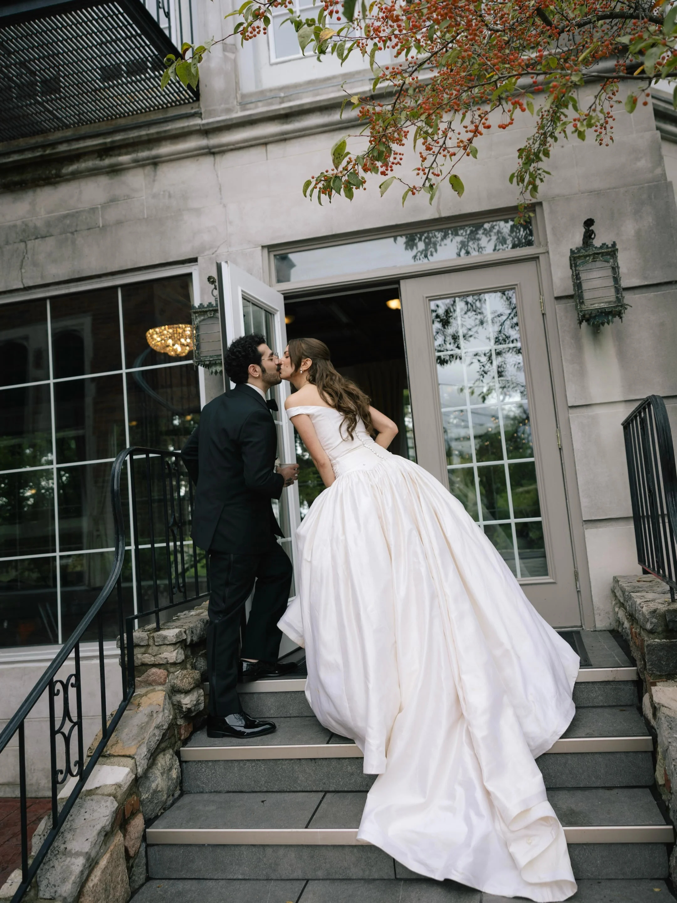 The air is starting to get crisp, but Eva and Alex got to say &ldquo;I do&rdquo; surrounded by so much love and warmth🤍

Coordination: @intentionallytabled 
Photography: @lydiacharlesphotography
Videographer: @grangercreative_
Floral Design: @marigo