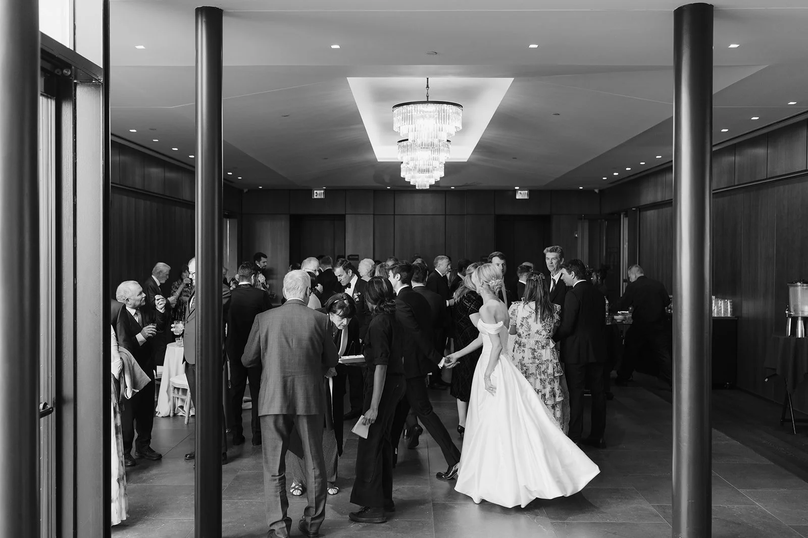 war-memorial-detroit-wedding-photographer-cocktail-hour2.jpg