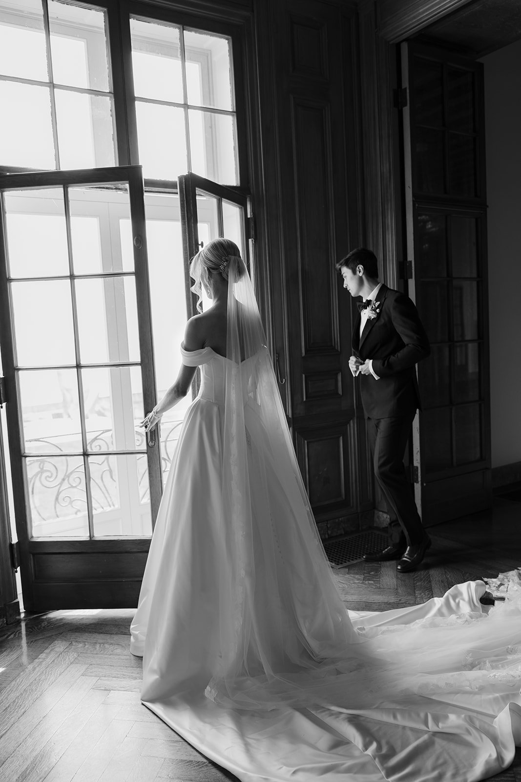 war-memorial-detroit-wedding-photographer-couple-portrait12.jpg